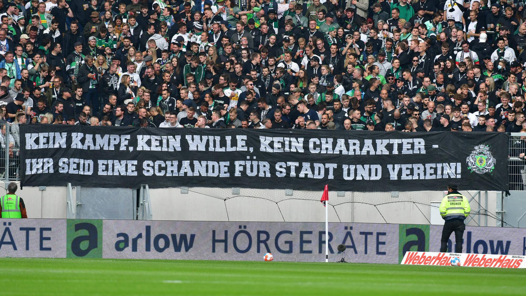 Die Gladbach-Fans haben im Freiburger Stadion am Samstag (23. April 2022) ein Wut-Banner in Richtung eigene Mannschaft gezeigt. Darauf steht: „Kein Kampf, kein Wille, kein Charakter – ihr seid eine Schande für Stadt und Verein!“