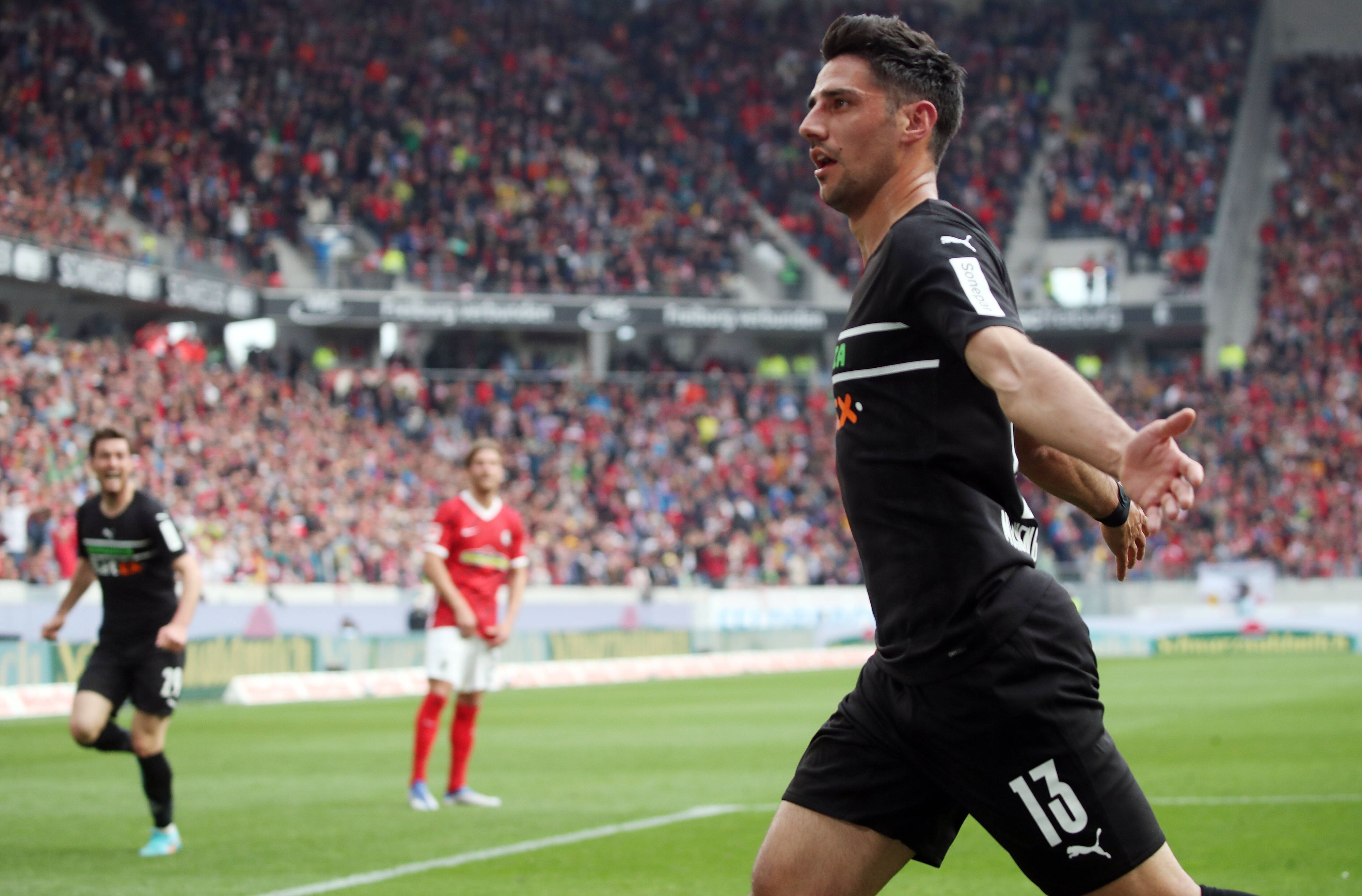 Ein Gladbacher Lichtblick in Freiburg: Lars Stindl bejubelt seinen Treffer zum 3:3-Endstand beim Bundesliga-Auftritt der Borussia im Breisgau (23. April 2022). Stindl breitet bei seinem Jubel die Arme aus.