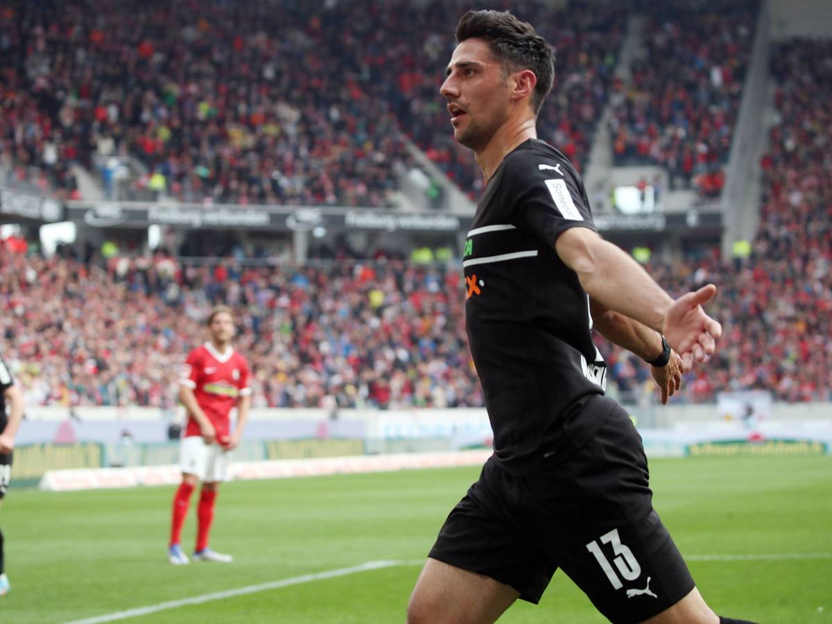 Ein Gladbacher Lichtblick in Freiburg: Lars Stindl bejubelt seinen Treffer zum 3:3-Endstand beim Bundesliga-Auftritt der Borussia im Breisgau (23. April 2022). Stindl breitet bei seinem Jubel die Arme aus.