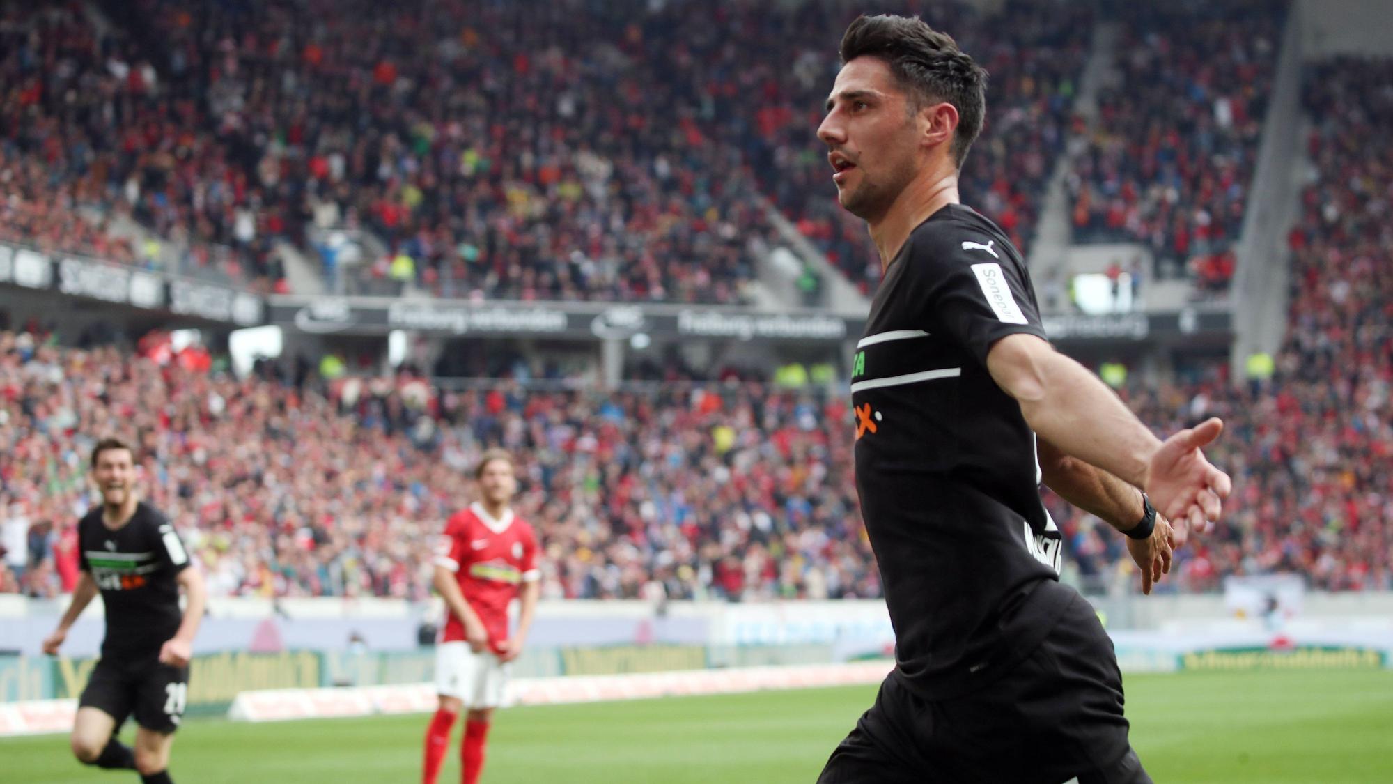 Ein Gladbacher Lichtblick in Freiburg: Lars Stindl bejubelt seinen Treffer zum 3:3-Endstand beim Bundesliga-Auftritt der Borussia im Breisgau (23. April 2022). Stindl breitet bei seinem Jubel die Arme aus.
