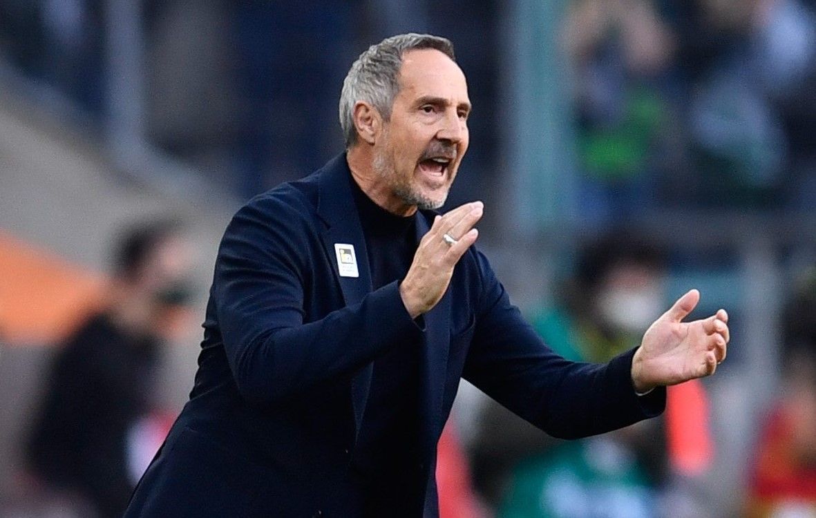 Adi Hütter klatscht am 16. April 2022 während des Spiels von Borussia Mönchengladbach gegen den 1. FC Köln an der Seitenlinie in die Hände.
