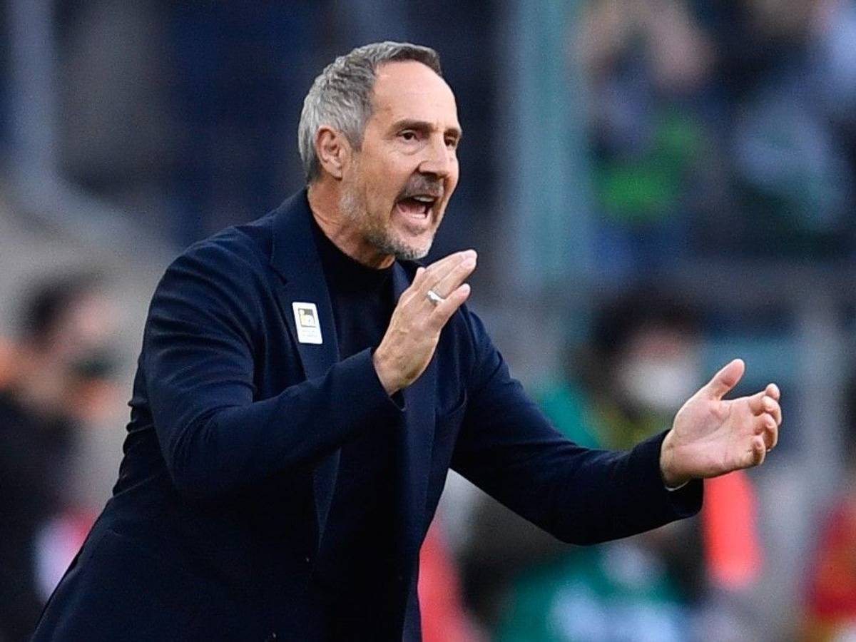 Adi Hütter klatscht am 16. April 2022 während des Spiels von Borussia Mönchengladbach gegen den 1. FC Köln an der Seitenlinie in die Hände.