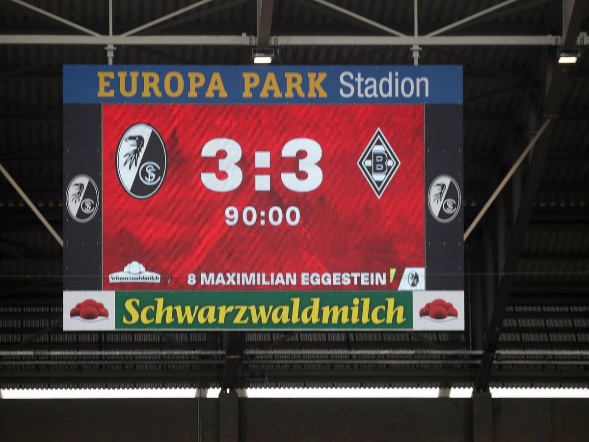 Die Anzeigetafel des SC Freiburg zeigt das Endergebnis am Samstag (23. April 2022). Die Partie gegen Borussia Mönchengladbach endete 3:3.