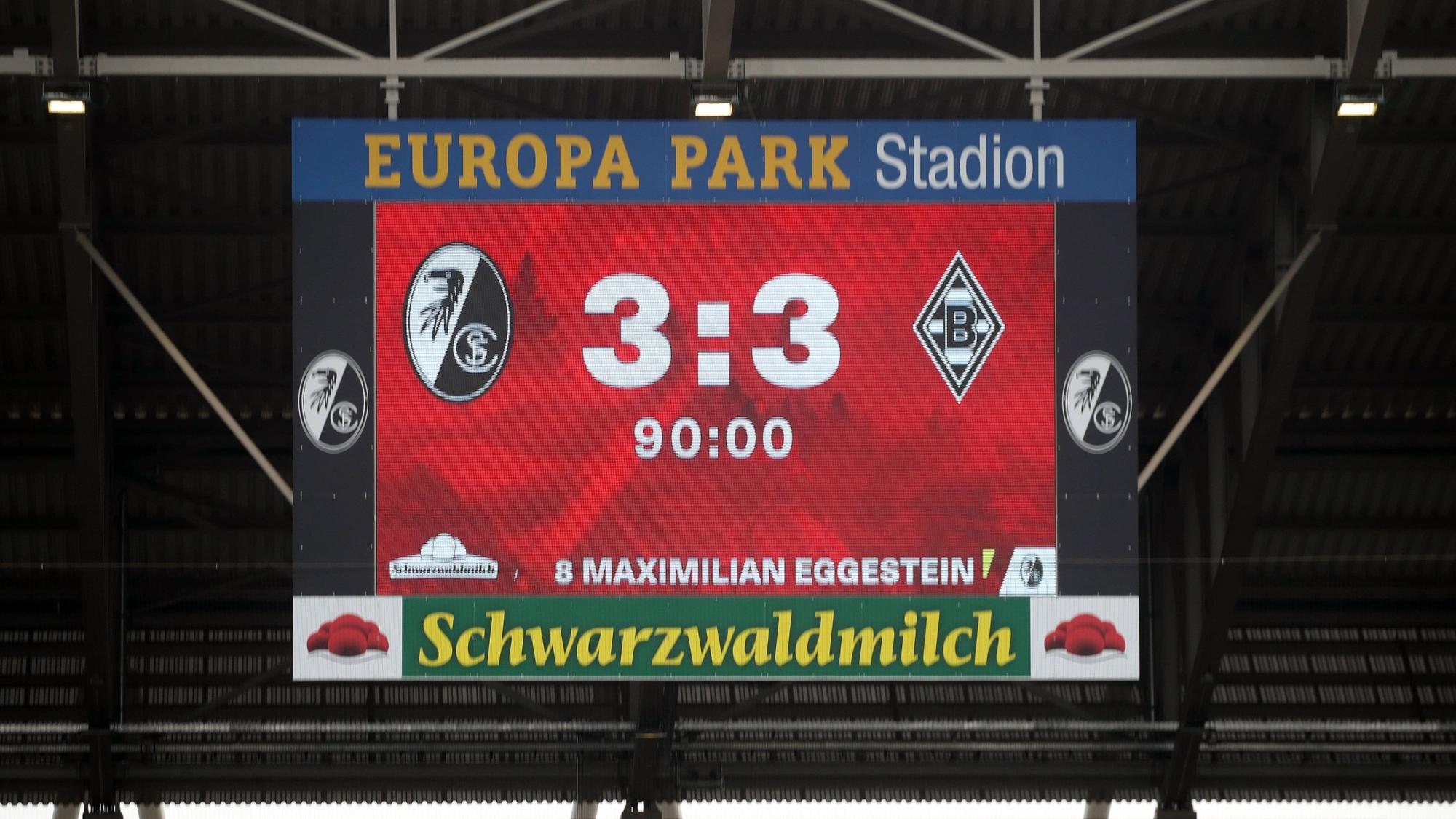 Die Anzeigetafel des SC Freiburg zeigt das Endergebnis am Samstag (23. April 2022). Die Partie gegen Borussia Mönchengladbach endete 3:3.