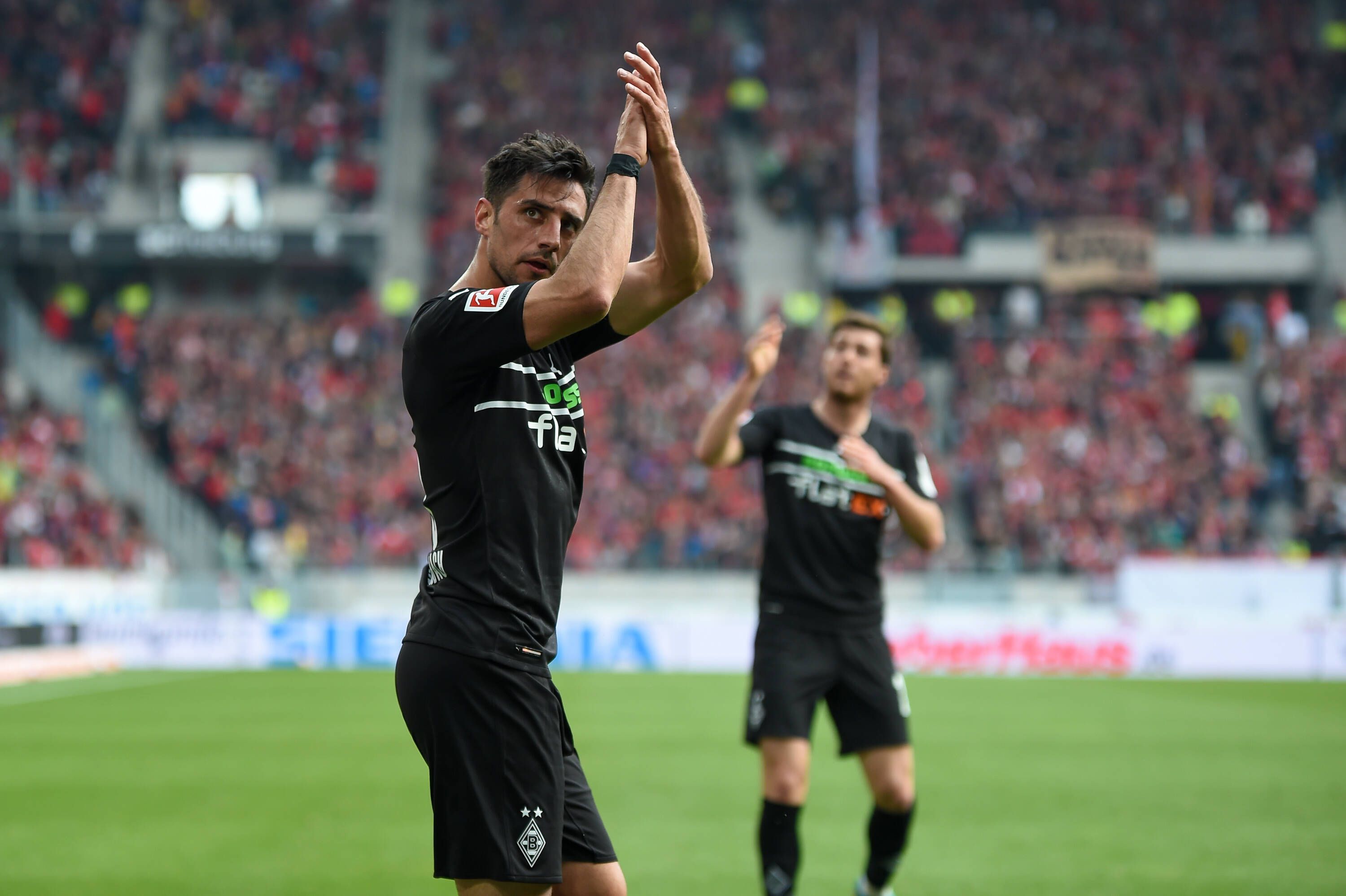 Lars Stindl von Borussia Mönchengladbach erzielte am Samstag (23. April 2022) den späten Ausgleich zum 3:3 beim SC Freiburg. Das Foto zeigt ihn beim Torjubel.
