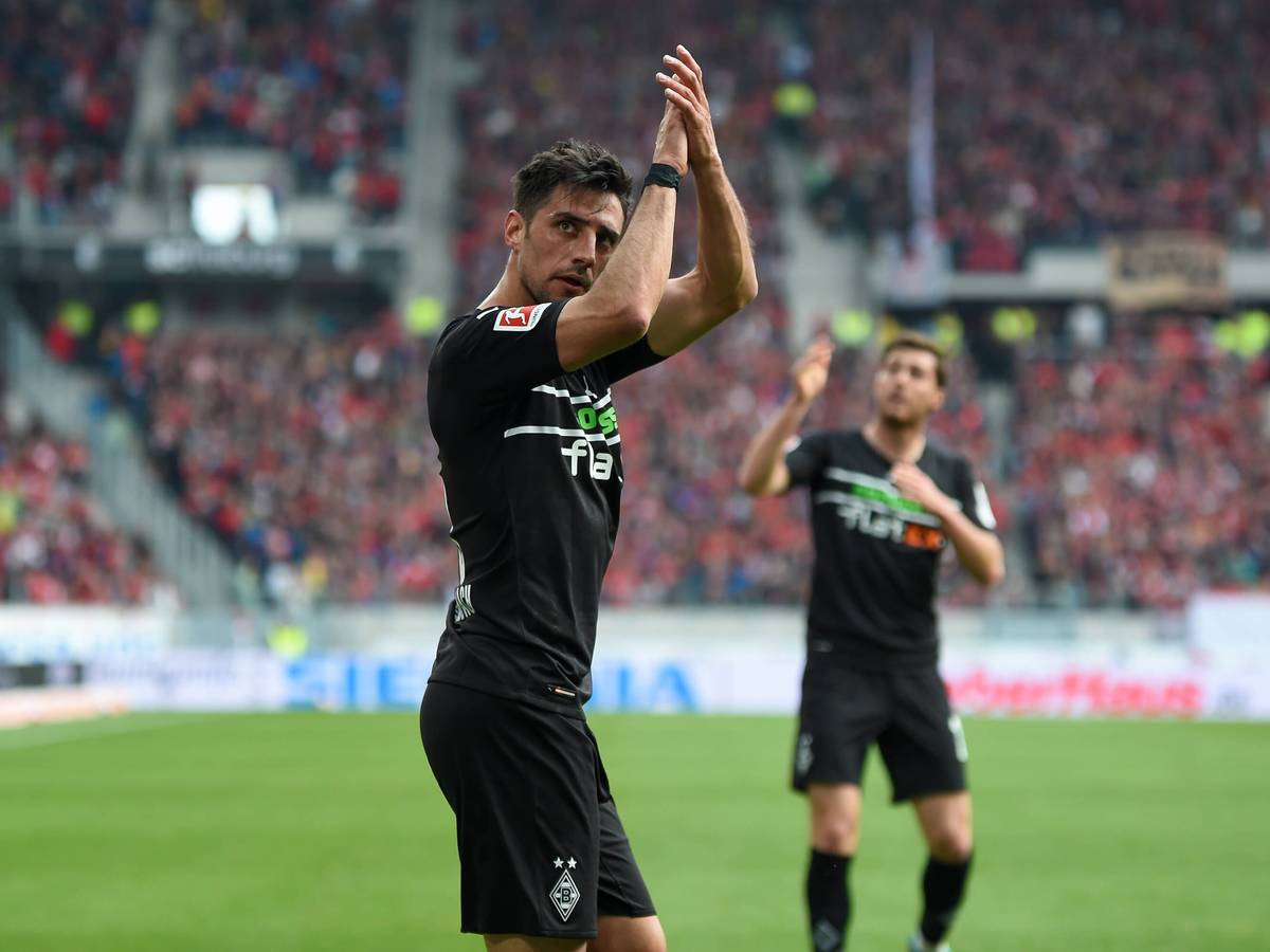 Lars Stindl von Borussia Mönchengladbach erzielte am Samstag (23. April 2022) den späten Ausgleich zum 3:3 beim SC Freiburg. Das Foto zeigt ihn beim Torjubel.