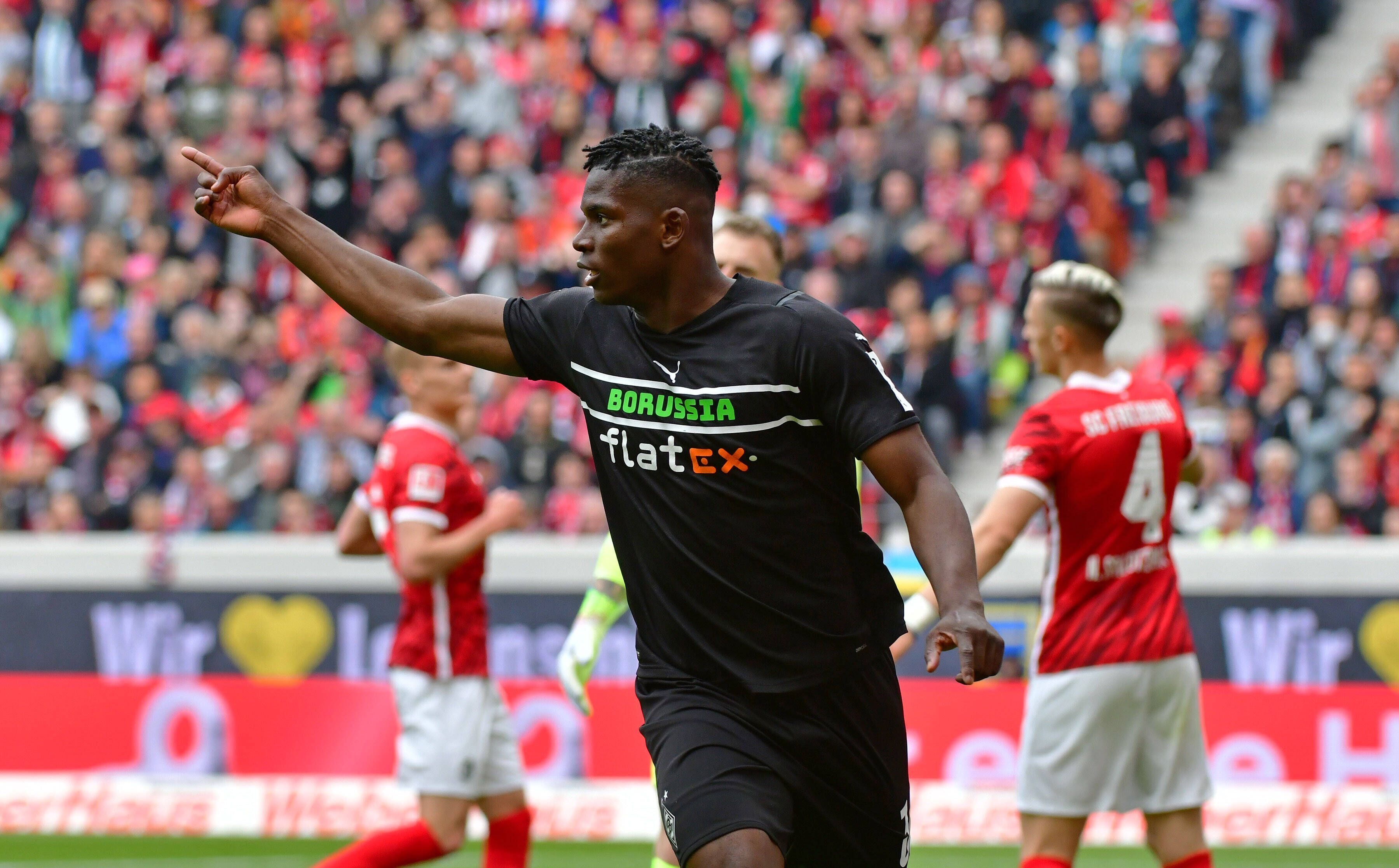 Breel Embolo erzielte am Samstag (23. April 2022) beim SC Freiburg das zwischenzeitliche 2:0 für Borussia Mönchengladbach. Das Foto zeigt ihn beim Torjubel.