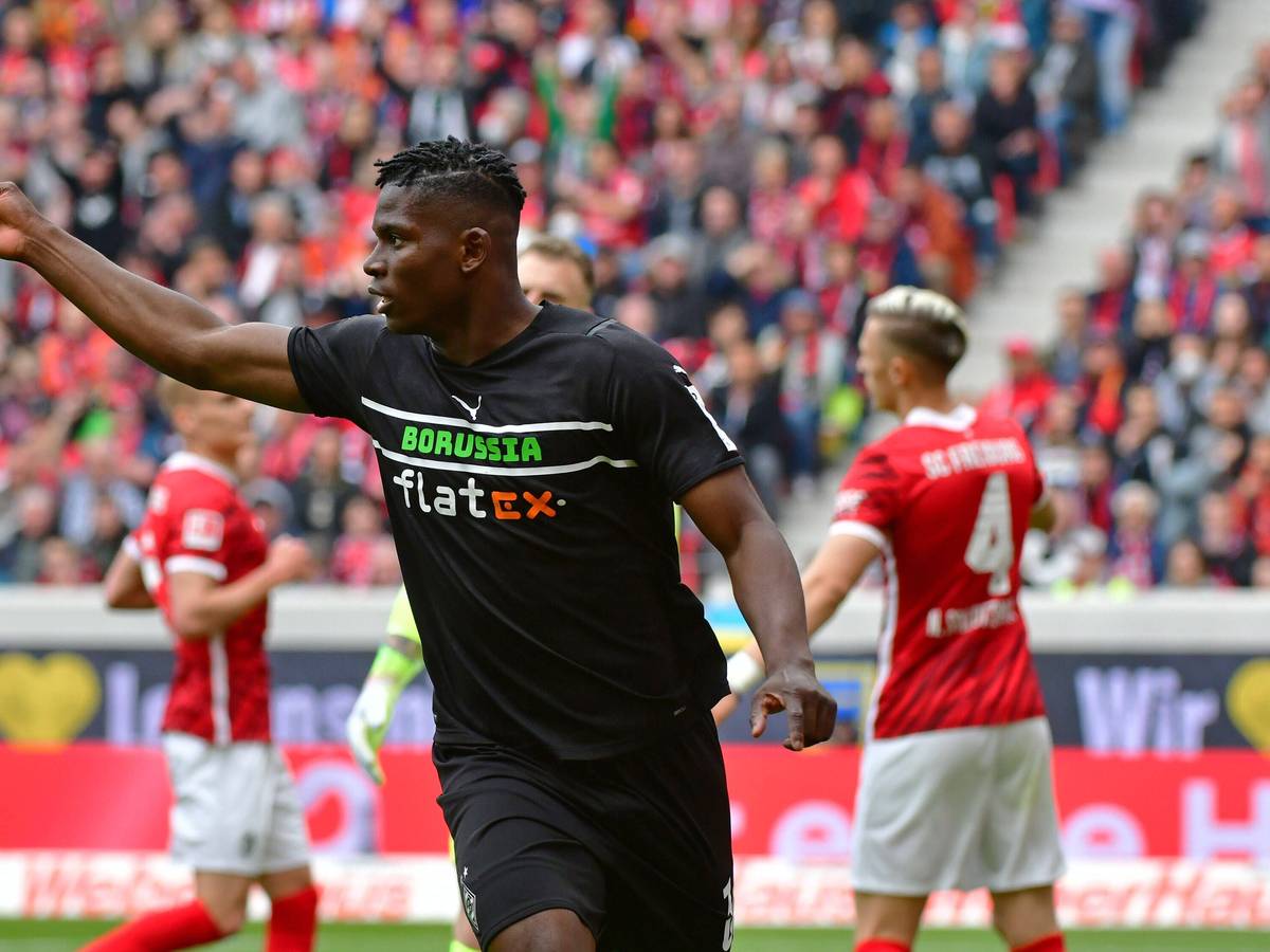 Breel Embolo erzielte am Samstag (23. April 2022) beim SC Freiburg das zwischenzeitliche 2:0 für Borussia Mönchengladbach. Das Foto zeigt ihn beim Torjubel.