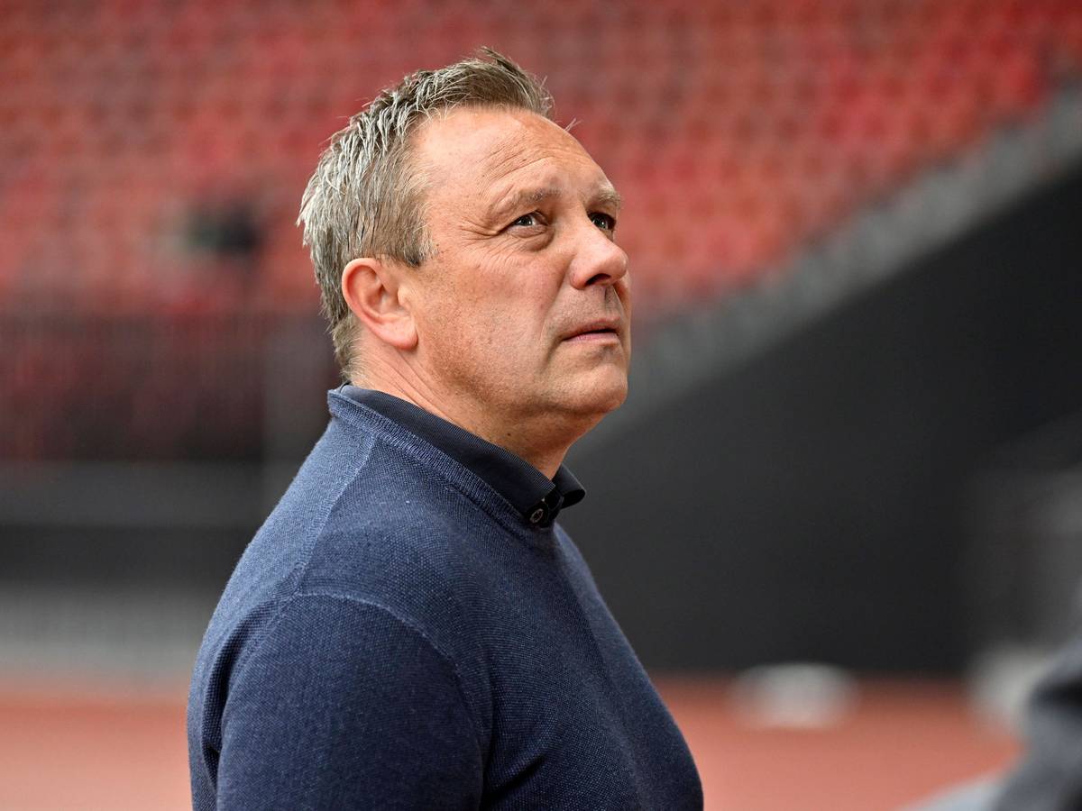 Trainer Andre Breitenreiter vom FC Zürich, hier am 23. April 2022 zu sehen. Er blickt Richtung Tribüne.