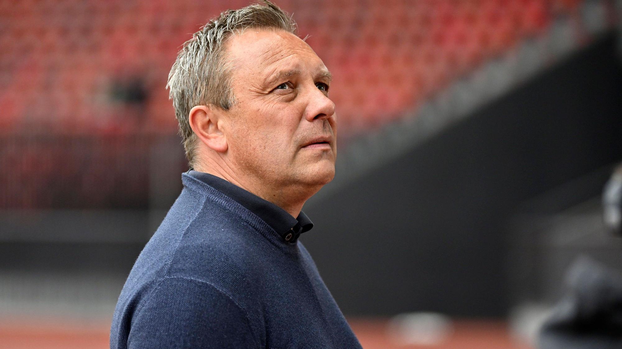 André Breitenreiter schaut am 23. April 2022 verträumt in die Luft.