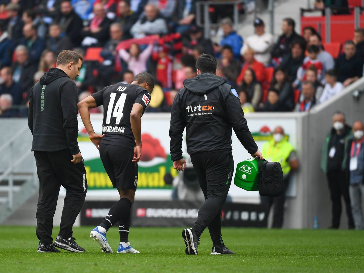 Alassane Plea von Borussia Mönchengladbach musste am Samstag (23. April 2022) beim Auswärtsspiel in Freiburg verletzungsbedingt ausgewechselt werden.