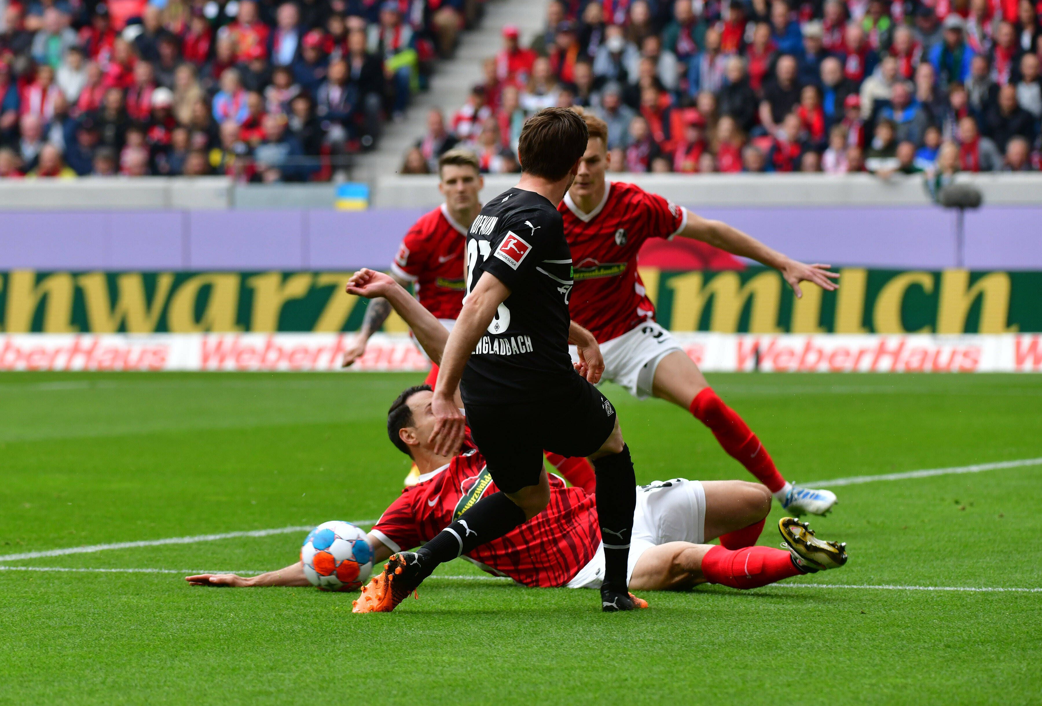 Nicolas Hoefler vom SC Freiburg bei einer strittigen Szene zum Elfmeter am 23. April 2022. Der Schiedsrichter entschied auf Handspiel nach Videobeweis.