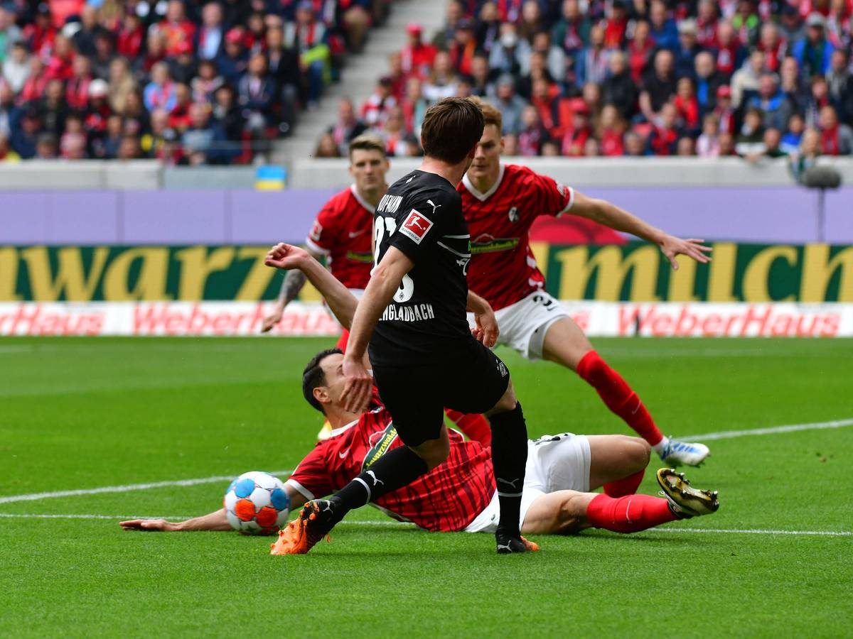 Nicolas Hoefler vom SC Freiburg bei einer strittigen Szene zum Elfmeter am 23. April 2022. Der Schiedsrichter entschied auf Handspiel nach Videobeweis.