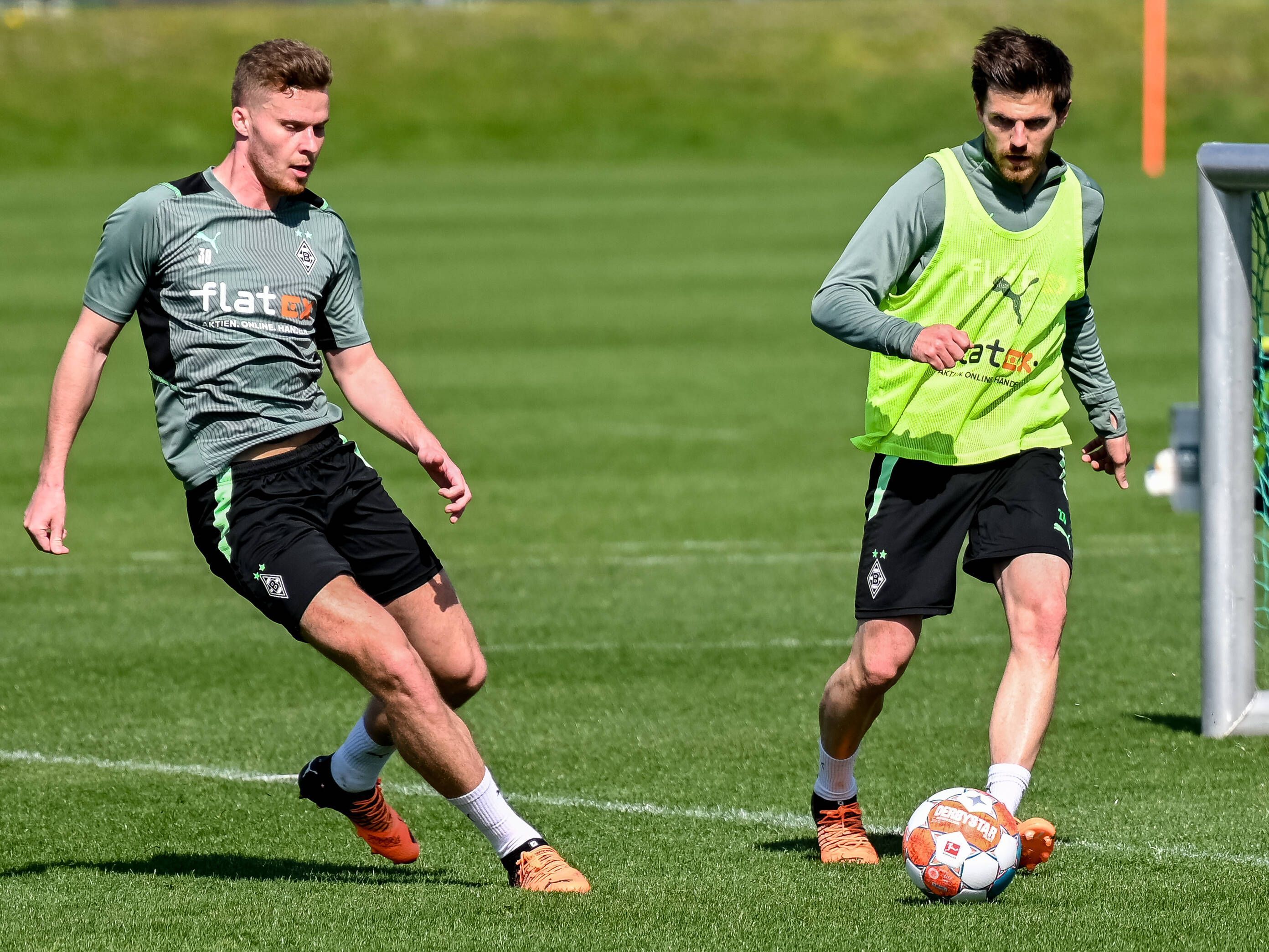 Nico Elvedi und Jonas Hofmann von Borussia Mönchengladbach bei einer Trainingseinheit am 19. April 2022.