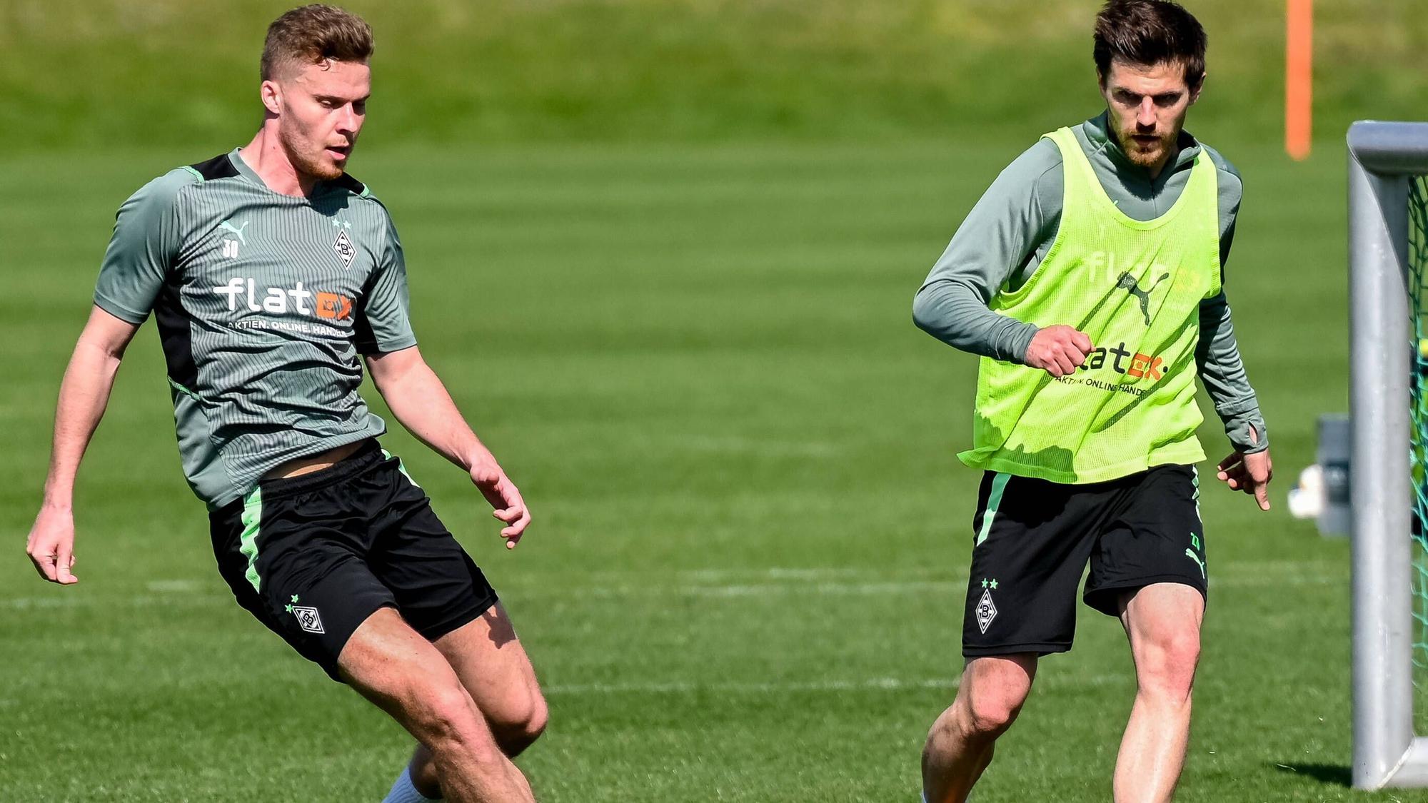 Nico Elvedi und Jonas Hofmann von Borussia Mönchengladbach bei einer Trainingseinheit am 19. April 2022.