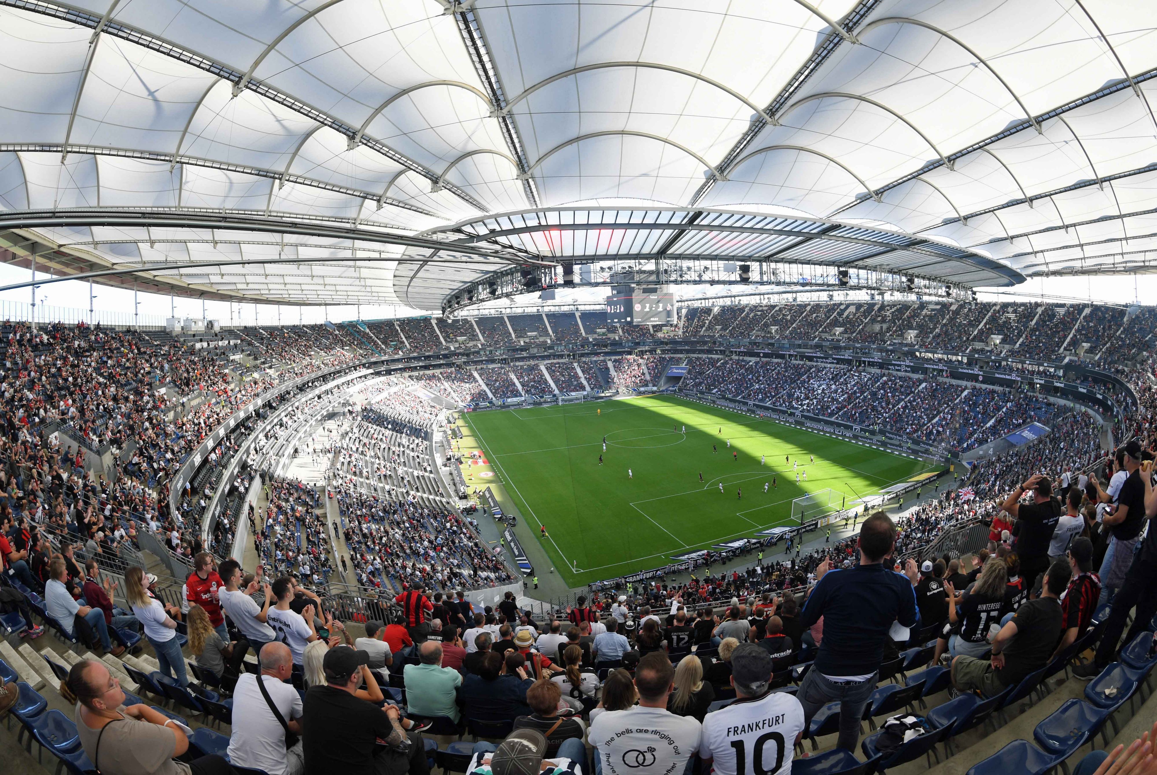 Die Frankfurter Arena während eines Bundesliga-Duells am 25. September 2021. Die Zuschauer blicken auf das Spielfeld.