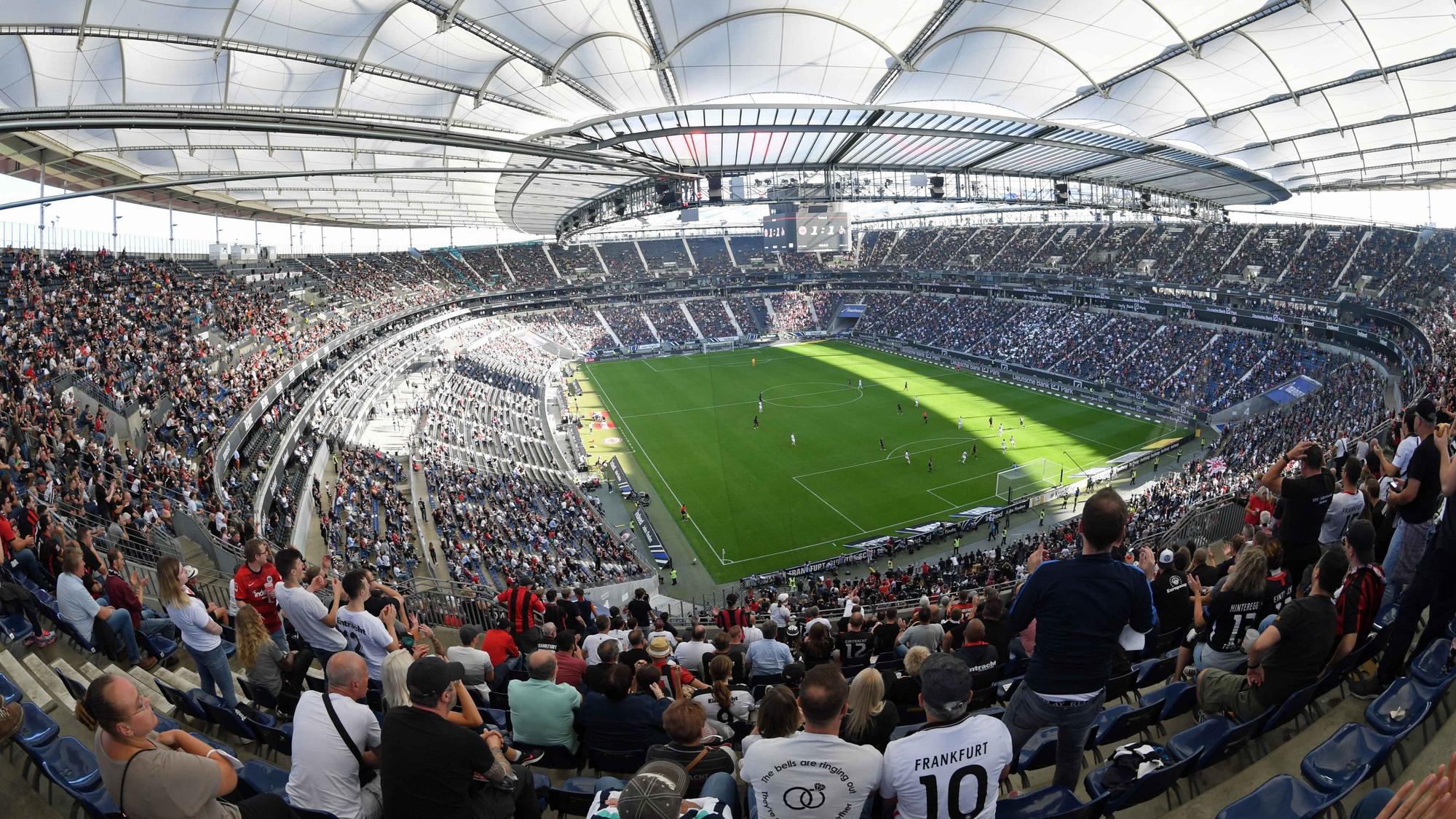 Die Frankfurter Arena während eines Bundesliga-Duells am 25. September 2021. Die Zuschauer blicken auf das Spielfeld.