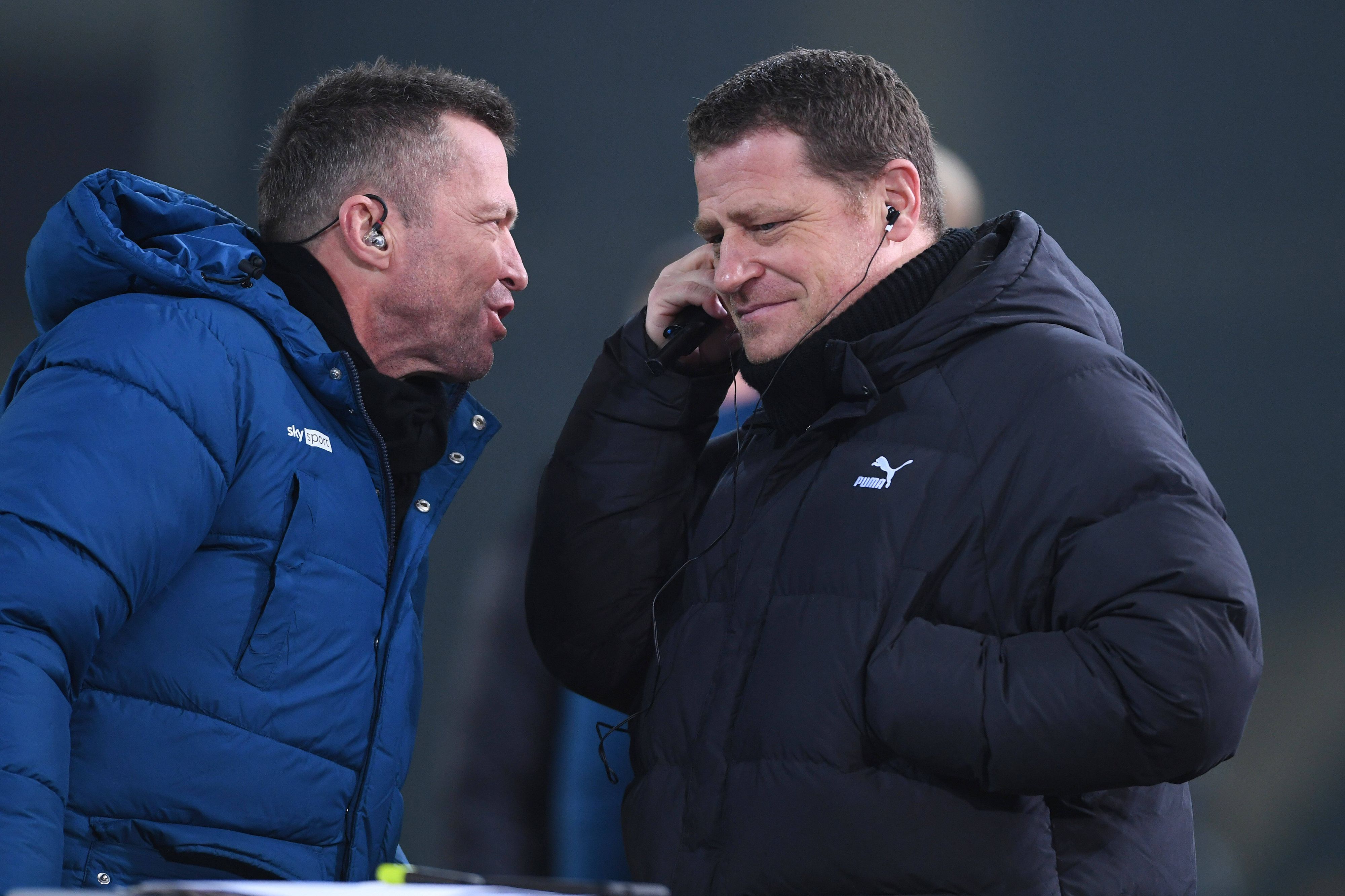 Deutschlands Rekordnationalspieler Lothar Matthäus (l.) am 15. Januar 2022 im Borussia-Park mit dem ehemaligen Gladbach-Manager Max Eberl. Eberl lächelt, während Matthäus spricht.
