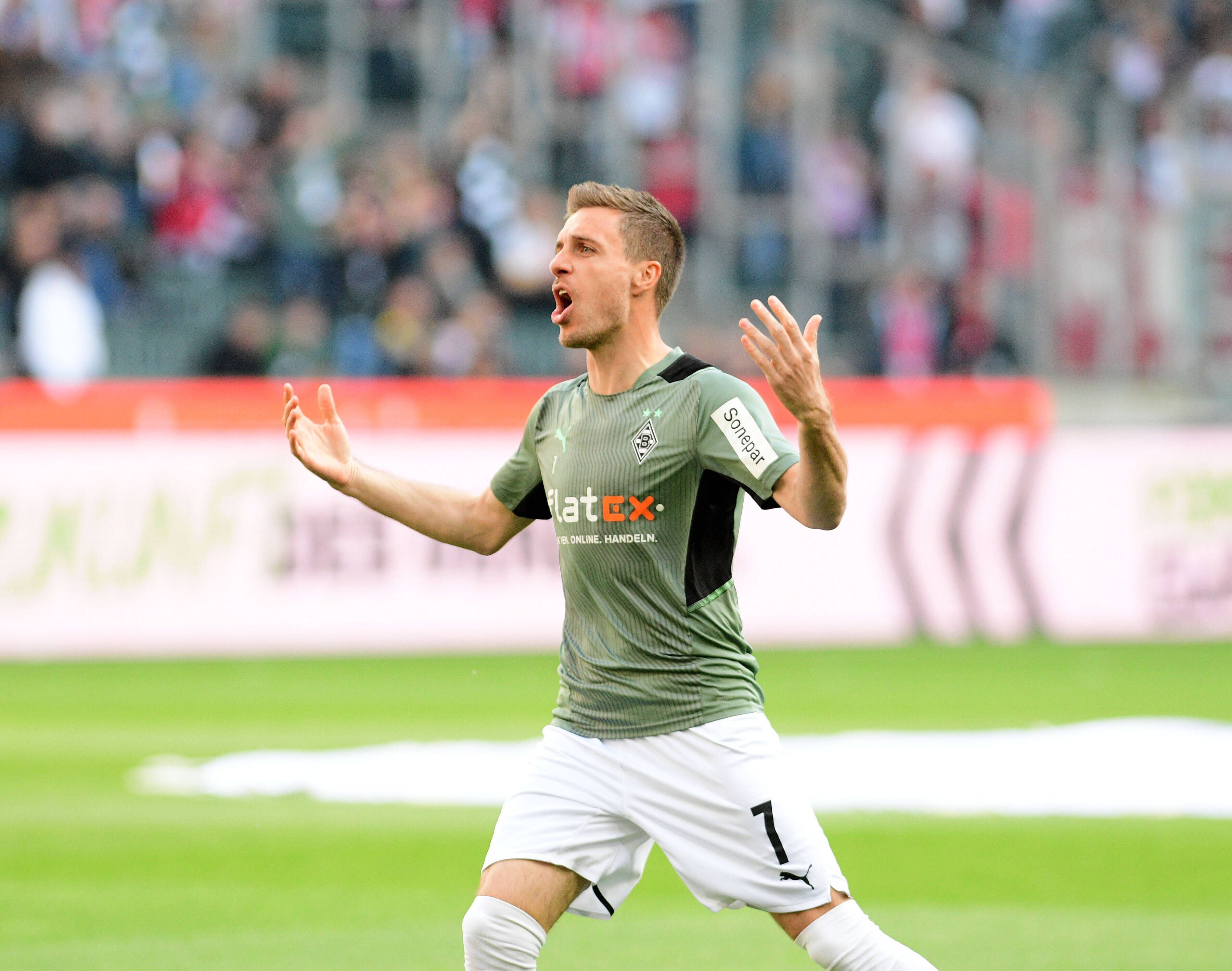 Patrick Herrmann von Borussia Mönchengladbach feuert am 16. April 2022 beim Heimspiel gegen den 1. FC Köln das Publikum an.