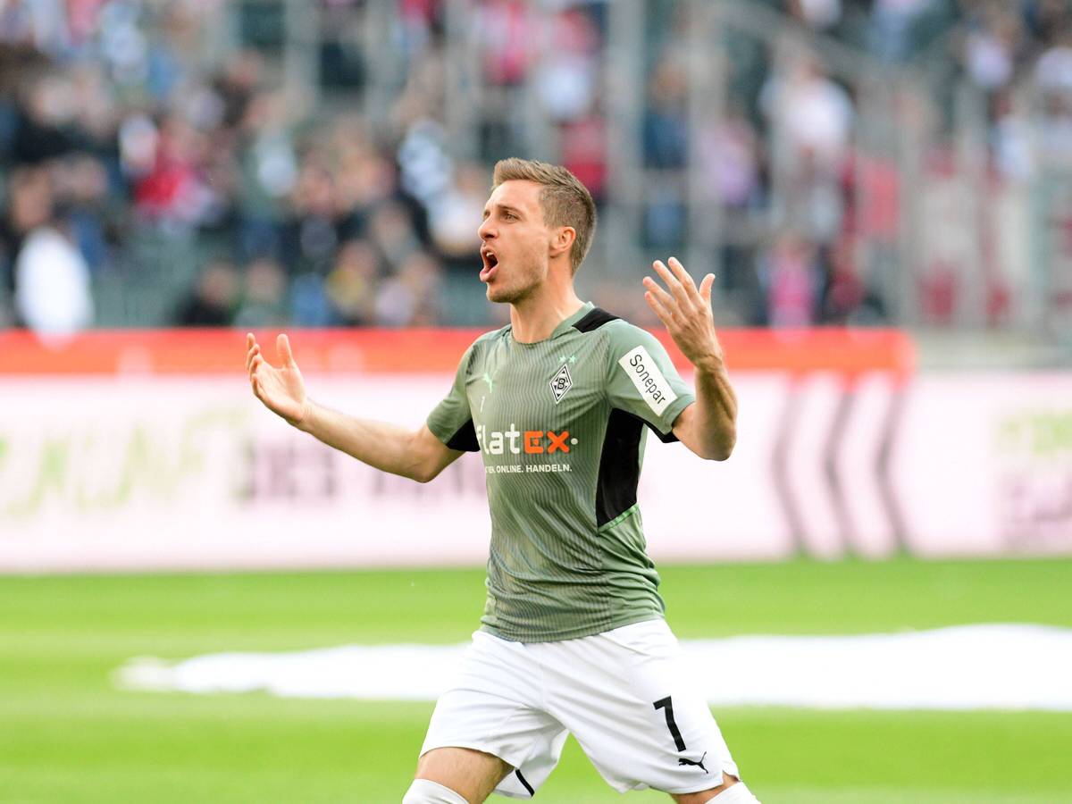 Patrick Herrmann von Borussia Mönchengladbach feuert am 16. April 2022 beim Heimspiel gegen den 1. FC Köln das Publikum an.