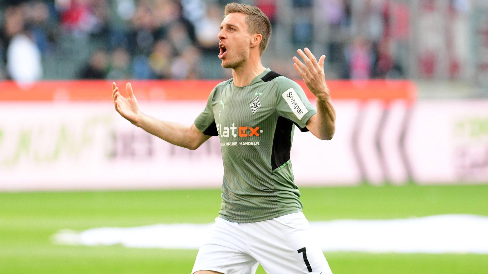 Patrick Herrmann von Borussia Mönchengladbach feuert am 16. April 2022 beim Heimspiel gegen den 1. FC Köln das Publikum an.