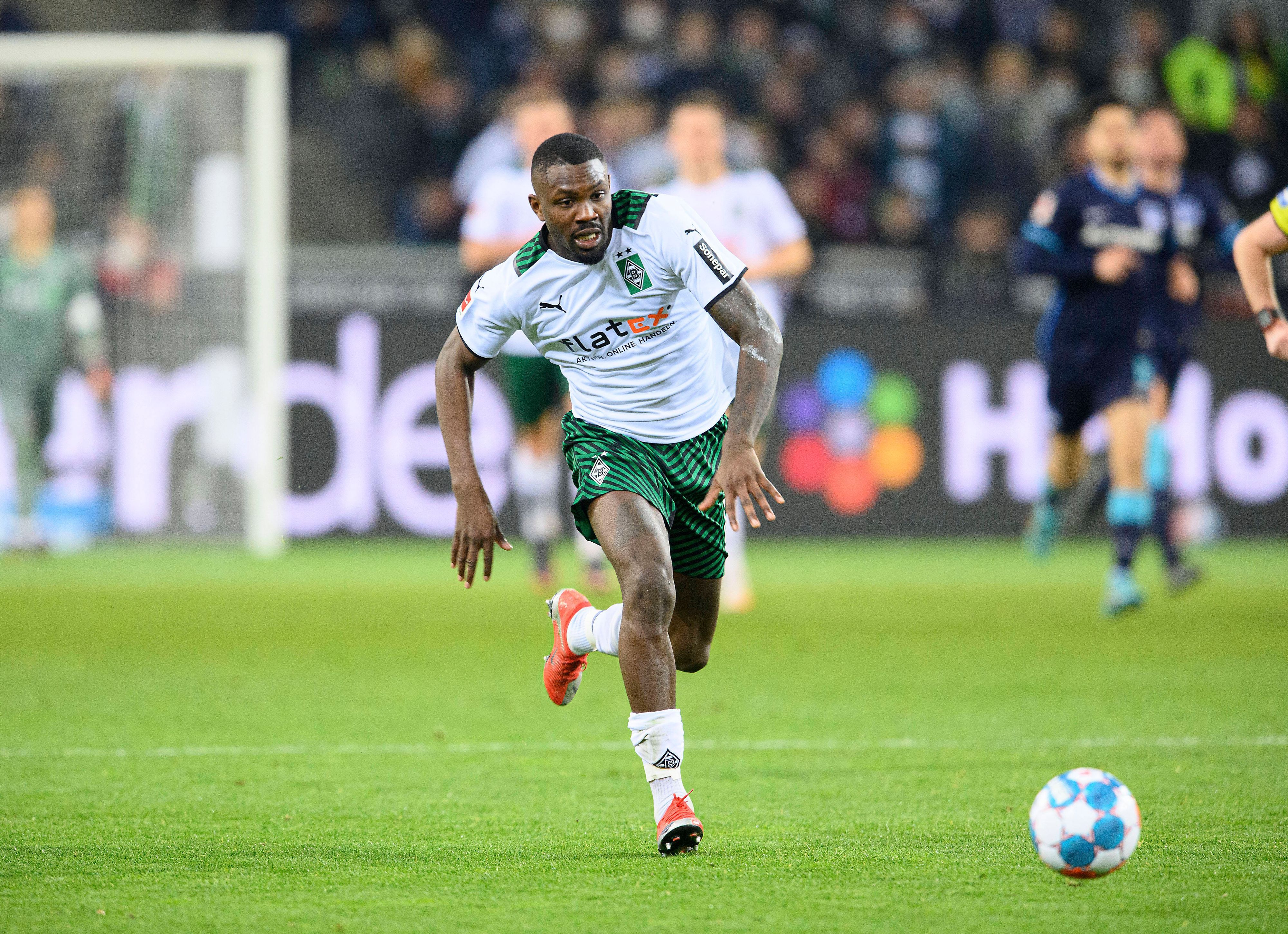 Marcus Thuram, hier am 12. März 2022 beim Spiel zwischen Borussia Mönchengladbach und Hertha BSC am Ball, könnte die Fohlen im Sommer 2022 verlassen.