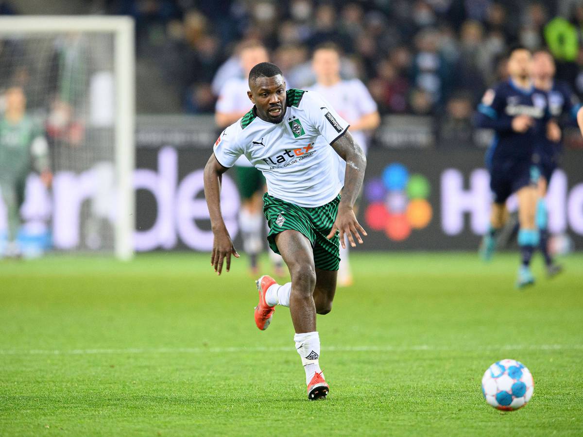 Marcus Thuram, hier am 12. März 2022 beim Spiel zwischen Borussia Mönchengladbach und Hertha BSC am Ball, könnte die Fohlen im Sommer 2022 verlassen.