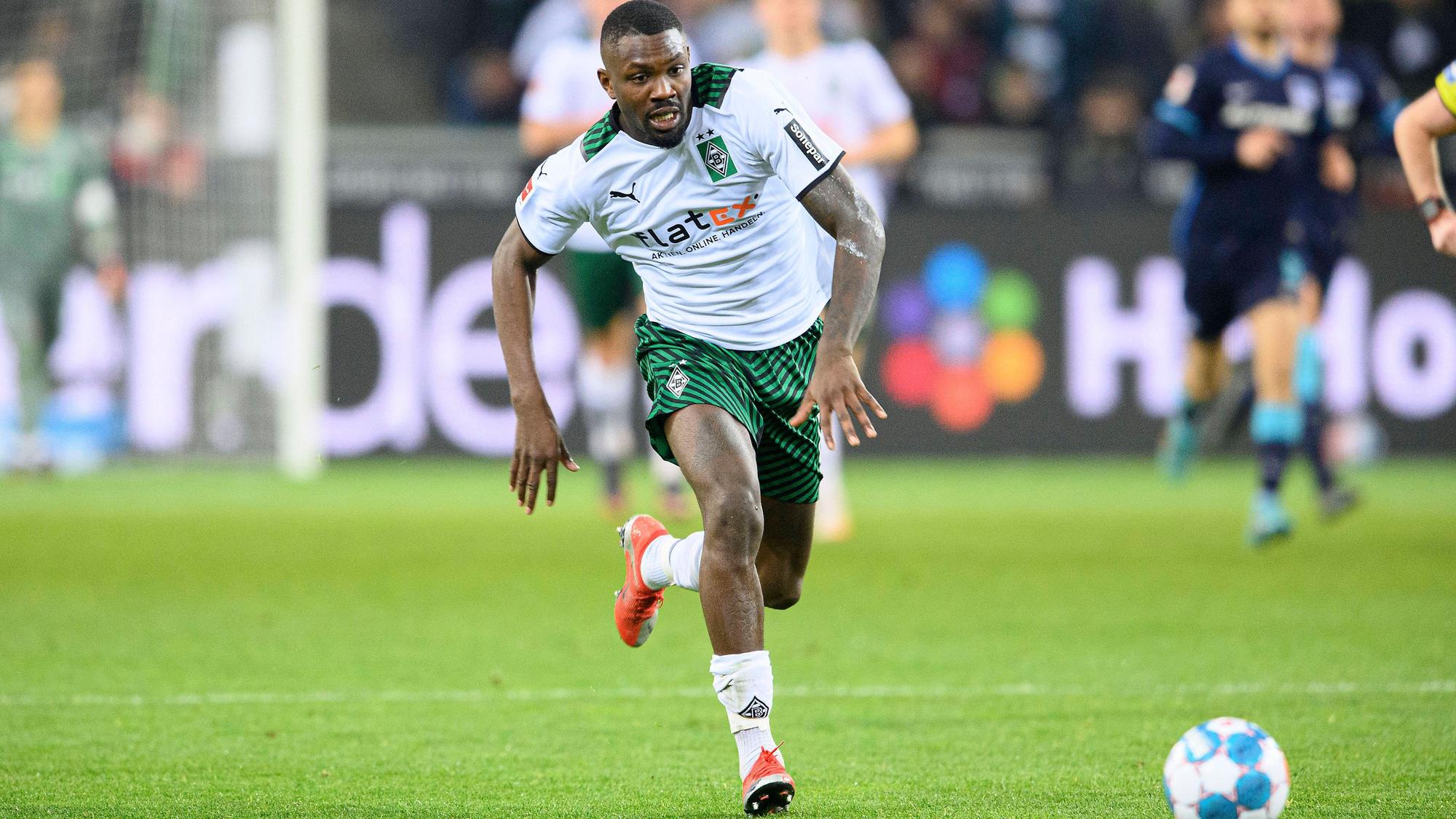 Marcus Thuram, hier am 12. März 2022 beim Spiel zwischen Borussia Mönchengladbach und Hertha BSC am Ball, könnte die Fohlen im Sommer 2022 verlassen.