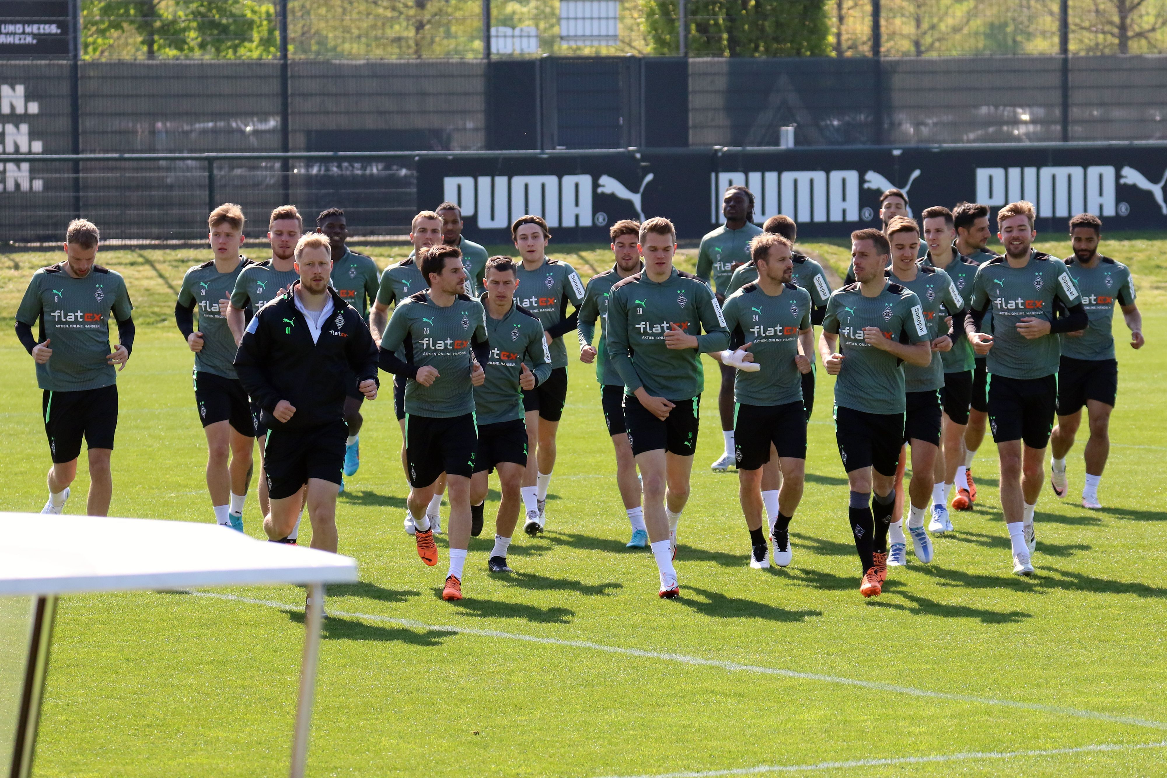 Die Mannschaft von Borussia Mönchengladbach bereitet sich beim Training am 28. April 2022 im Borussia-Park auf das Spiel gegen RB Leipzig vor. Die Spieler laufen gemeinsam mit Athletiktrainer Quirin Löppert.