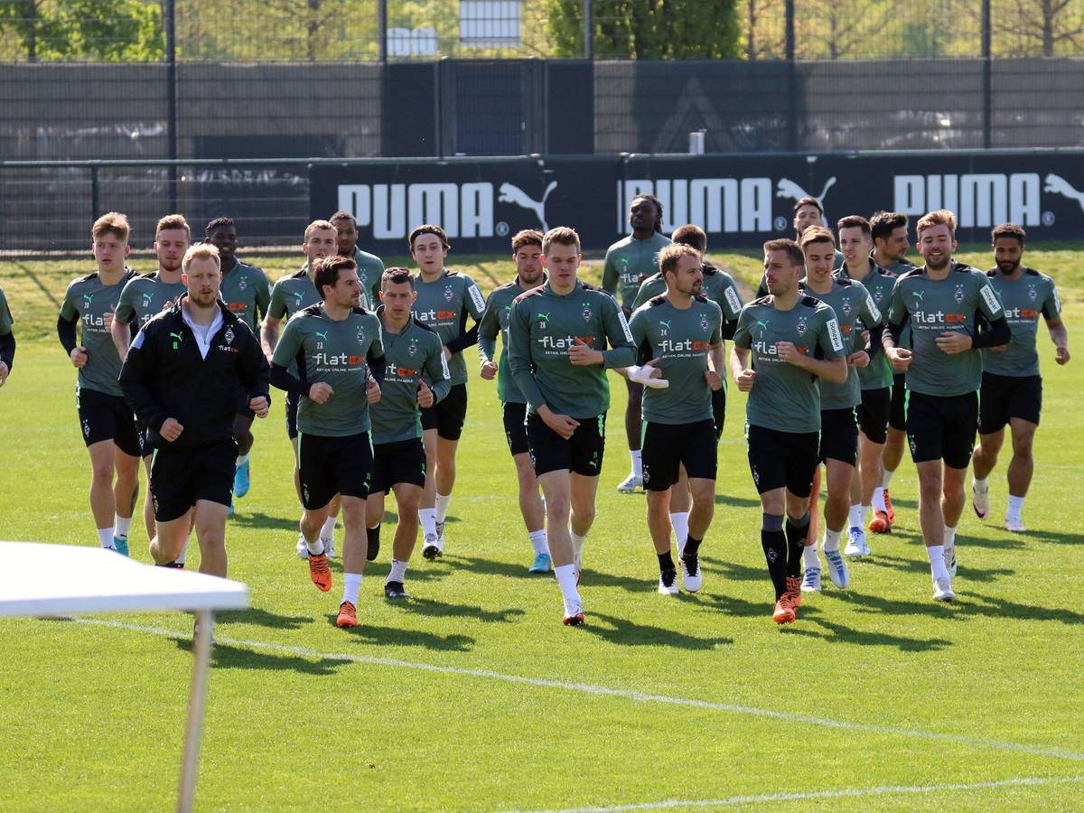 Die Mannschaft von Borussia Mönchengladbach bereitet sich beim Training am 28. April 2022 im Borussia-Park auf das Spiel gegen RB Leipzig vor. Die Spieler laufen gemeinsam mit Athletiktrainer Quirin Löppert.