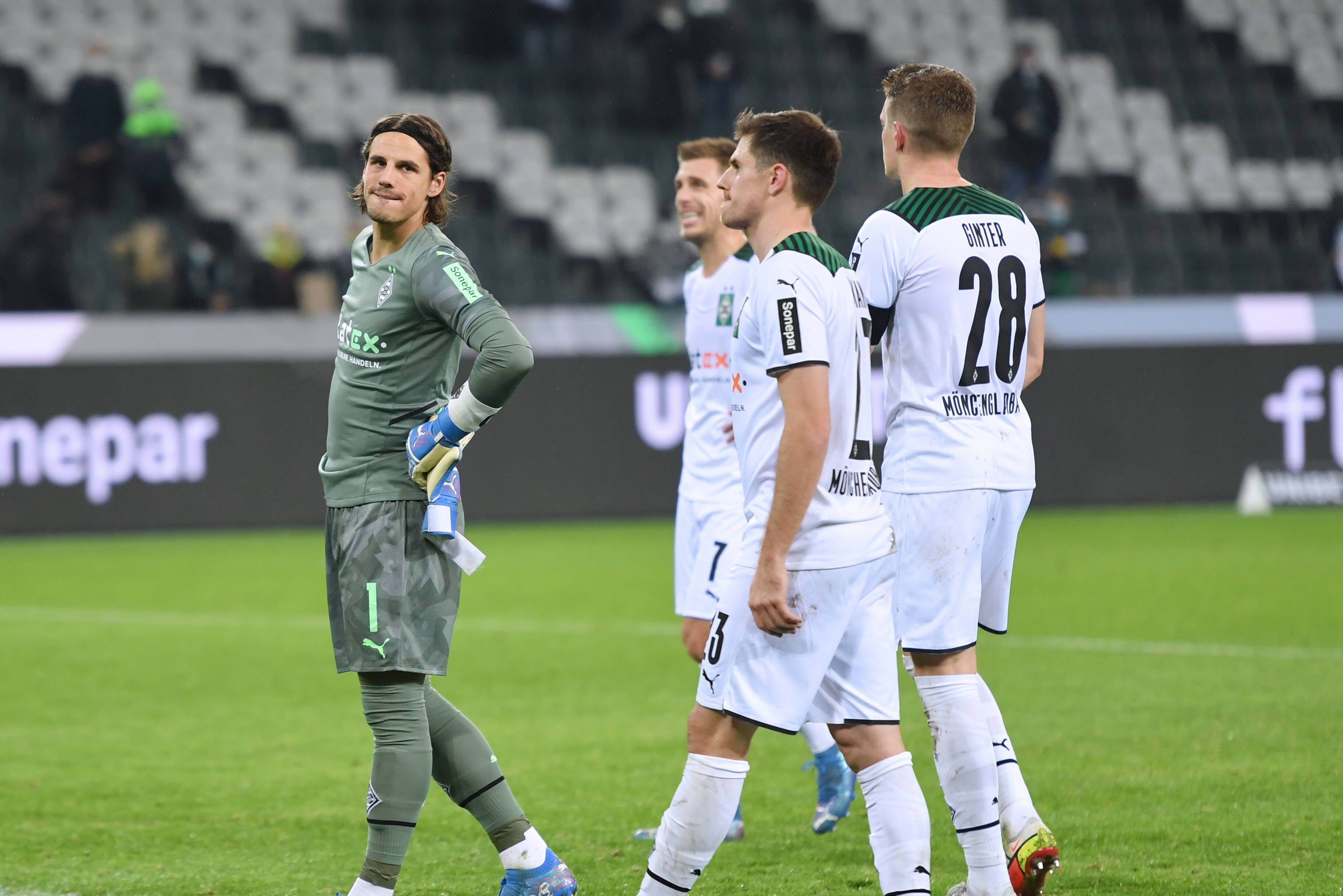Torwart Yann Sommer (l.) sowie die Offensivspieler Patrick Herrmann (Mitte) und Jonas Hofmann (vorne), hier am 5. Dezember 2021 nach einer Partie gegen den SC Freiburg, sollen bei Borussia Mönchengladbach bleiben.
