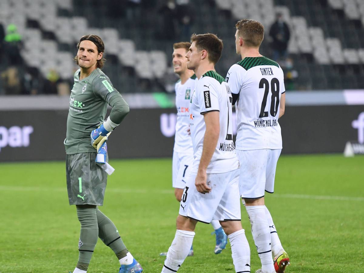 Torwart Yann Sommer (l.) sowie die Offensivspieler Patrick Herrmann (Mitte) und Jonas Hofmann (vorne), hier am 5. Dezember 2021 nach einer Partie gegen den SC Freiburg, sollen bei Borussia Mönchengladbach bleiben.
