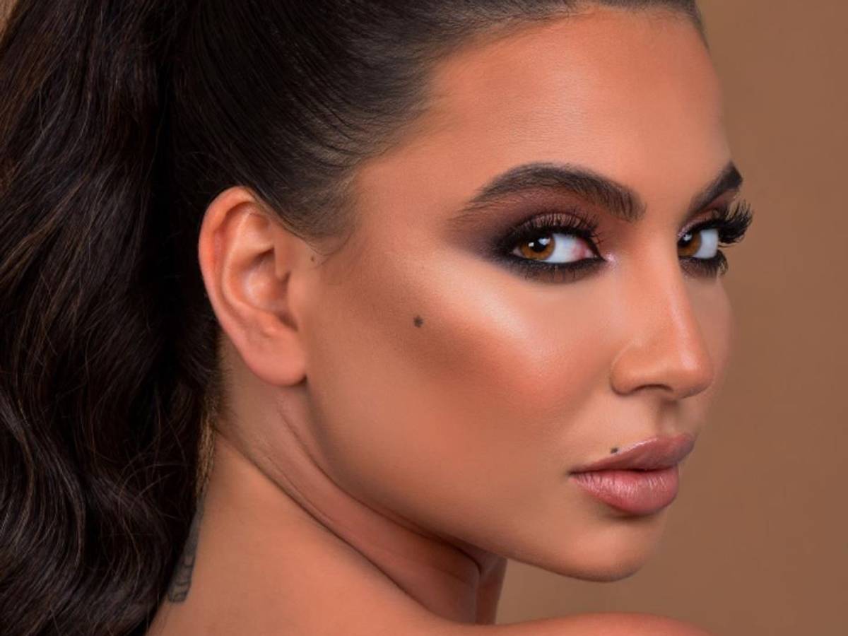 Dounia Benzaoui, Miss Algerien von 2018, soll laut algerischen Medien die Freundin von Ramy Bensebaini, Linksverteidiger von Borussia Mönchengladbach, sein.