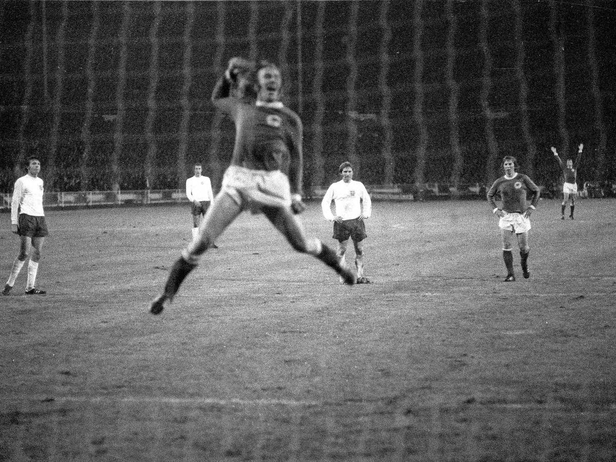 Günter Netzer bejubelt am 29. April 1972 seinen Elfmetertreffer beim Sieg der deutschen Fußball-Nationalmannschaft gegen England in Wembley. Netzer springt vor Freude in die Luft.