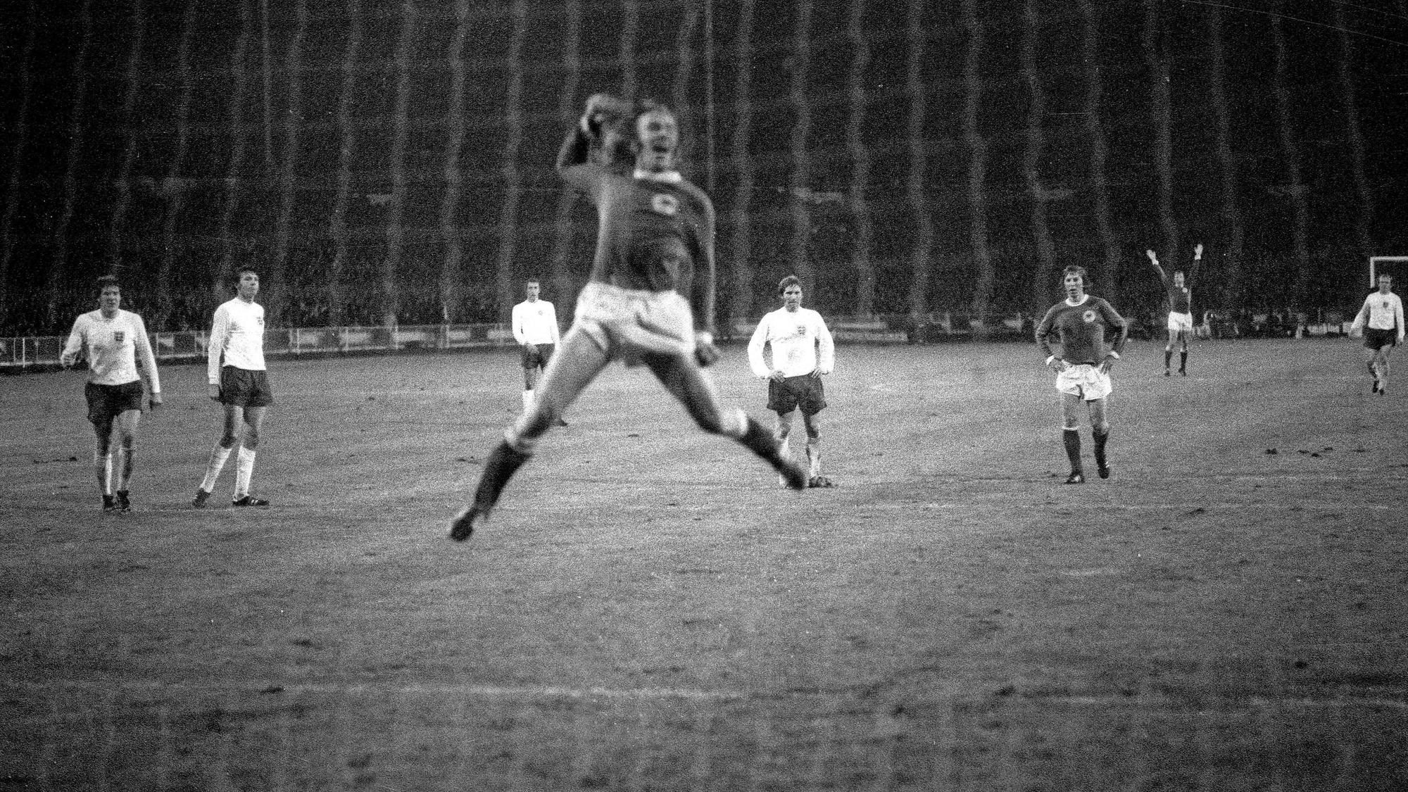 Günter Netzer bejubelt am 29. April 1972 seinen Elfmetertreffer beim Sieg der deutschen Fußball-Nationalmannschaft gegen England in Wembley. Netzer springt vor Freude in die Luft.