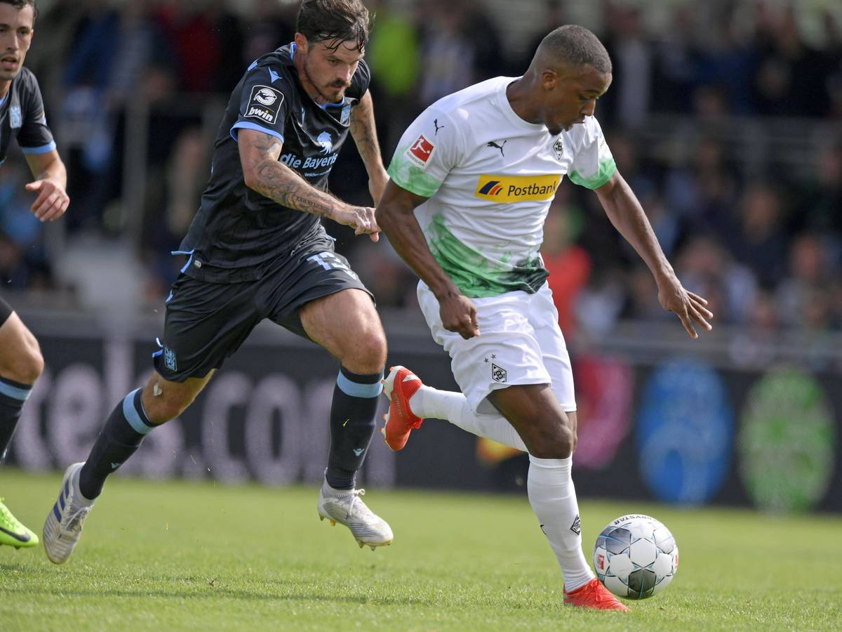 Borussia Mönchengladbach trifft in der Sommer-Vorbereitung auf den TSV 1860 München. Das Foto zeigt Gladbachs Alassane Plea (r.) bei einem früheren Testspiel am 13. Juli 2019 im Zweikampf gegen Dennis Erdmann (l.).