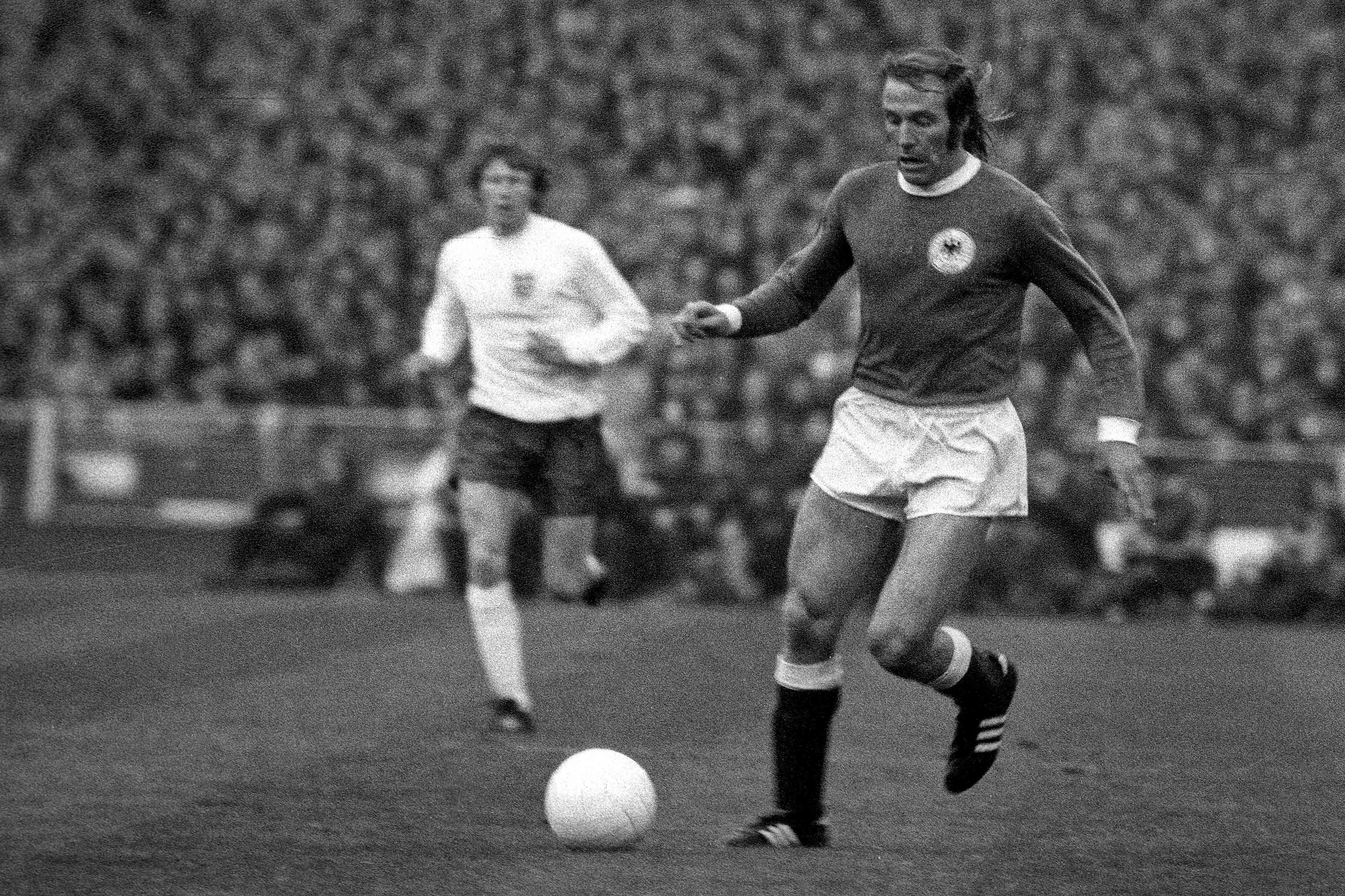 Günter Netzer führt als überragender Spielgestalter am 29. April 1972 die deutsche Fußball-Nationalmannschaft in Wembley zum ersten Sieg überhaupt auf englischem Boden. Netzer hat den Ball am Fuß.