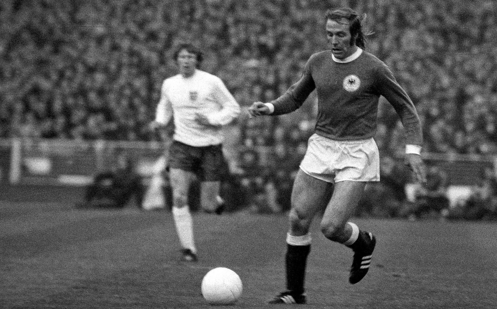 Günter Netzer führt als überragender Spielgestalter am 29. April 1972 die deutsche Fußball-Nationalmannschaft in Wembley zum ersten Sieg überhaupt auf englischem Boden. Netzer hat den Ball am Fuß.