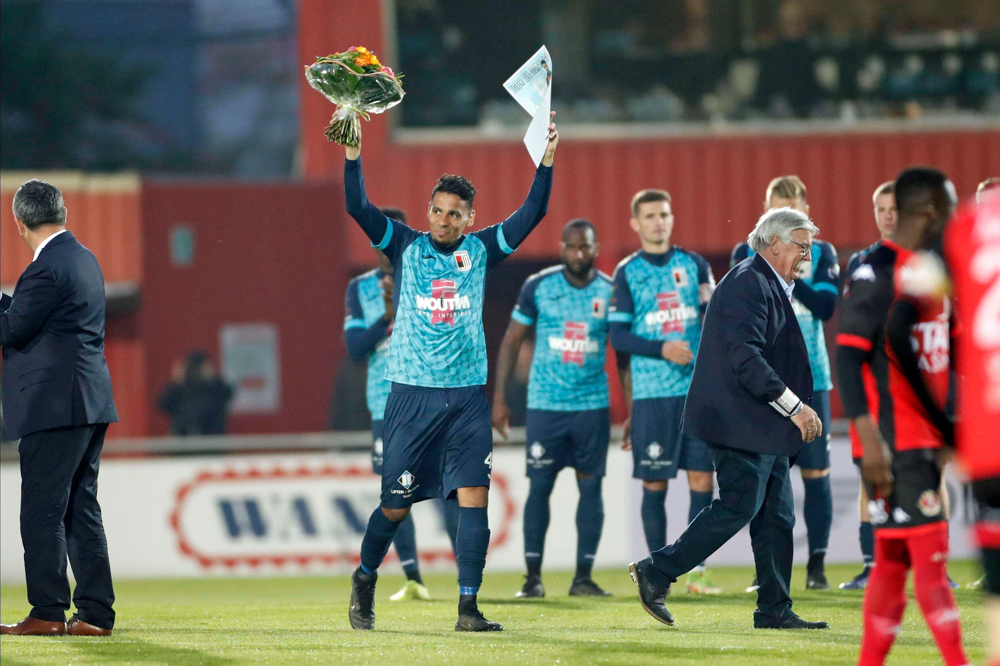 Stürmer Igor de Camargo bei seinem letzten Auftritt als Fußball-Profi im Trikot von RWD Molenbeek beim Relegations-Duell in Seraing am 30. April 2022. De Camargo hat Blumen überreicht bekommen.