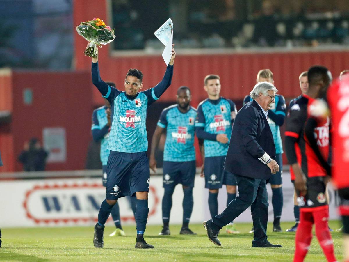 Stürmer Igor de Camargo bei seinem letzten Auftritt als Fußball-Profi im Trikot von RWD Molenbeek beim Relegations-Duell in Seraing am 30. April 2022. De Camargo hat Blumen überreicht bekommen.