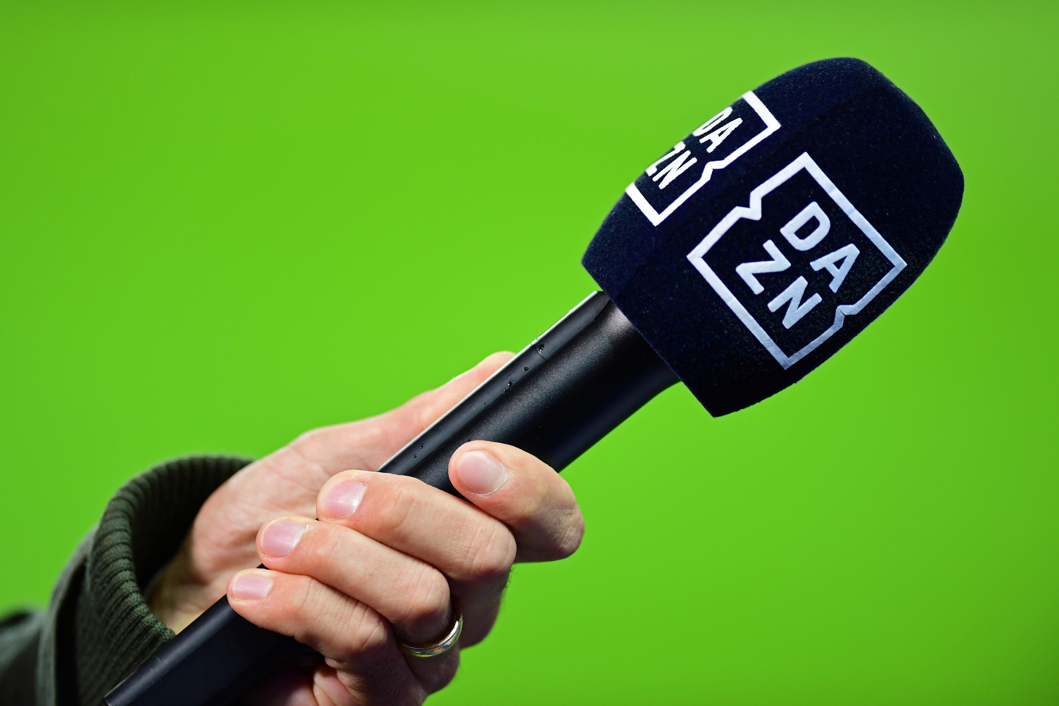 Die Hand eines Reporters hält bei einem Interview ein Mikrofon mit der Aufschrift „DAZN“. Dieses Symbolfoto stammt vom 4. Oktober 2019.
