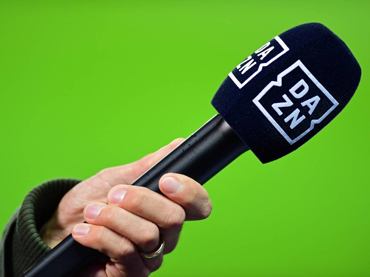 Die Hand eines Reporters hält bei einem Interview ein Mikrofon mit der Aufschrift „DAZN“. Dieses Symbolfoto stammt vom 4. Oktober 2019.