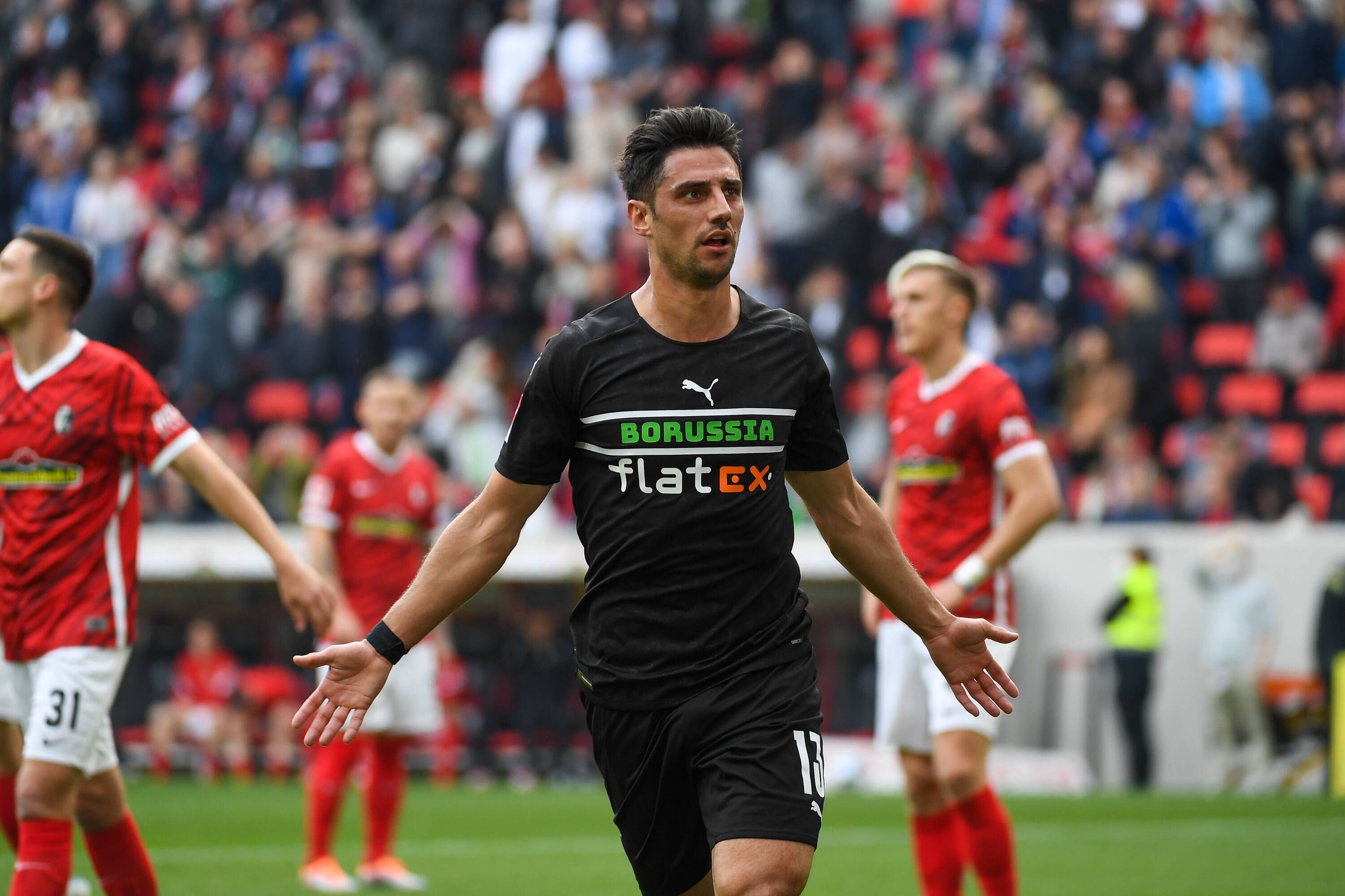 Lars Stindl, Kapitän von Borussia Mönchengladbach, hier beim Torjubel am 23. April 2022 beim Auswärtsspiel in Freiburg, kann am Montag gegen RB Leipzig eine besondere Marke erreichen.