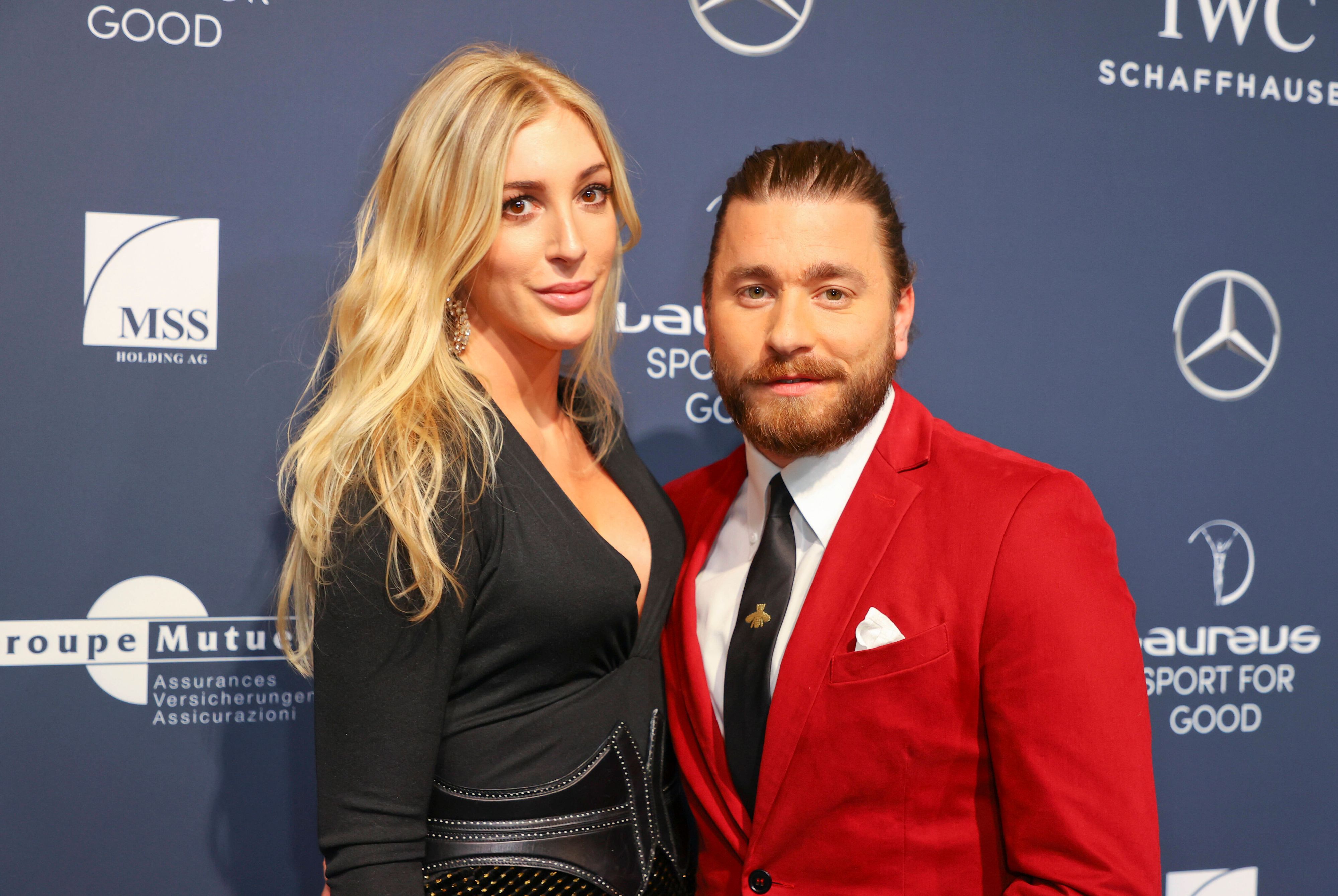Alana Netzer (l.), Tochter von Borussia-Mönchengladbach-Legende Günter Netzer, ist derzeit mit ihrem Ehemann Baschi (r.) in den Flitterwochen. Das Foto zeigt beide am 13. November 2021 bei der Laureus Charity Night.
