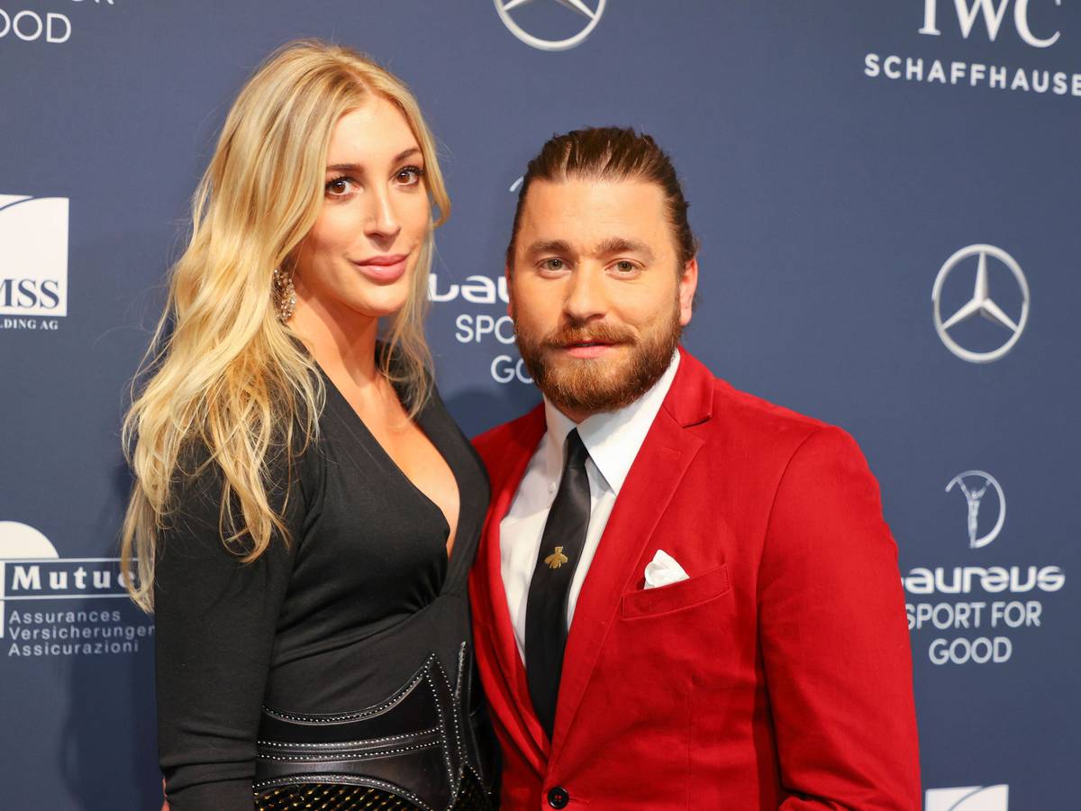 Alana Netzer (l.), Tochter von Borussia-Mönchengladbach-Legende Günter Netzer, ist derzeit mit ihrem Ehemann Baschi (r.) in den Flitterwochen. Das Foto zeigt beide am 13. November 2021 bei der Laureus Charity Night.