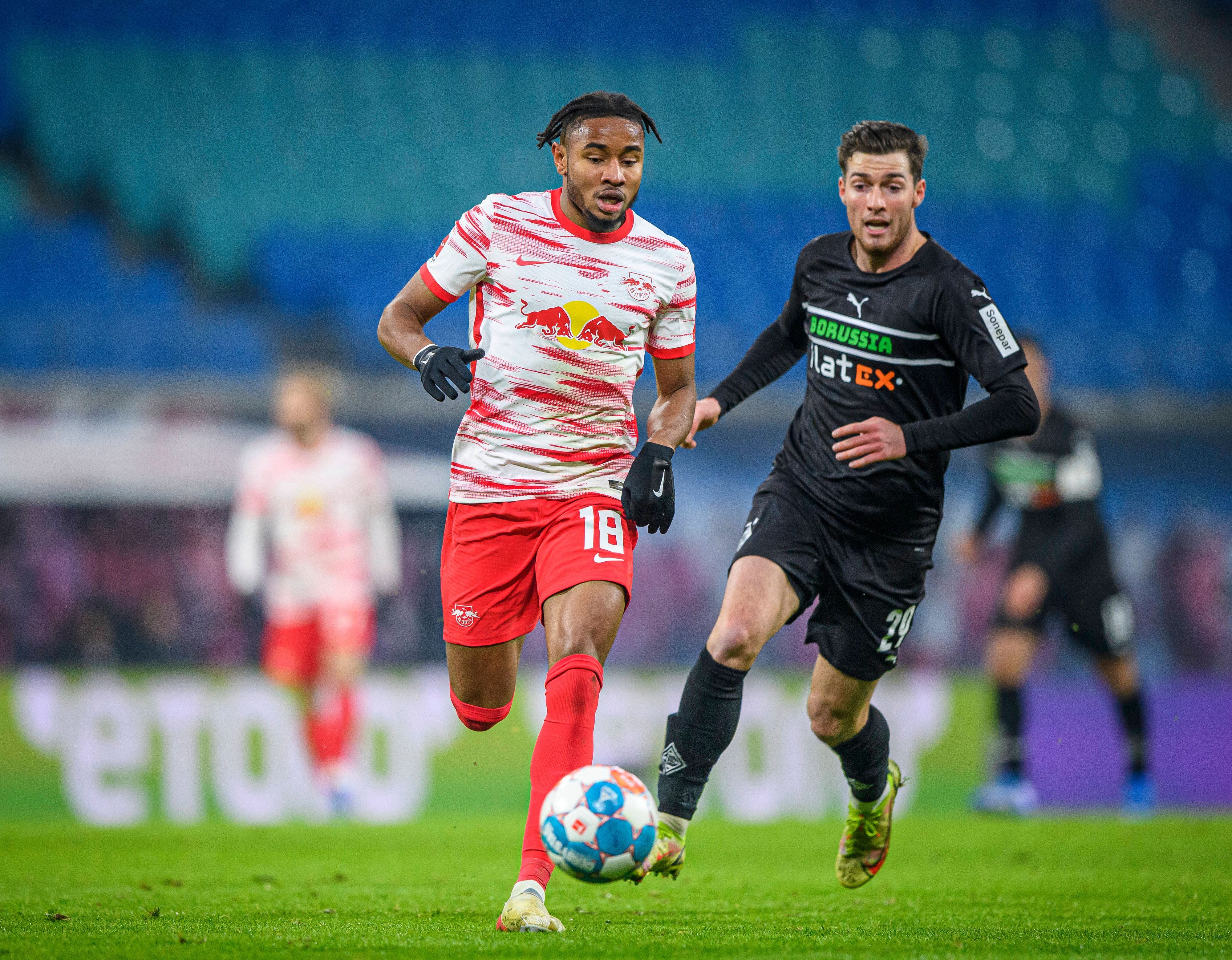Borussia Mönchengladbach empfängt am Montag (2. Mai 2022) RB Leipzig zum Duell des 32. Bundesliga-Spieltags. Das Foto zeigt Leipzigs Christopher Nkunku (l.) im Duell mit Gladbachs Joe Scally (r.) im Hinspiel am 11. Dezember 2021.