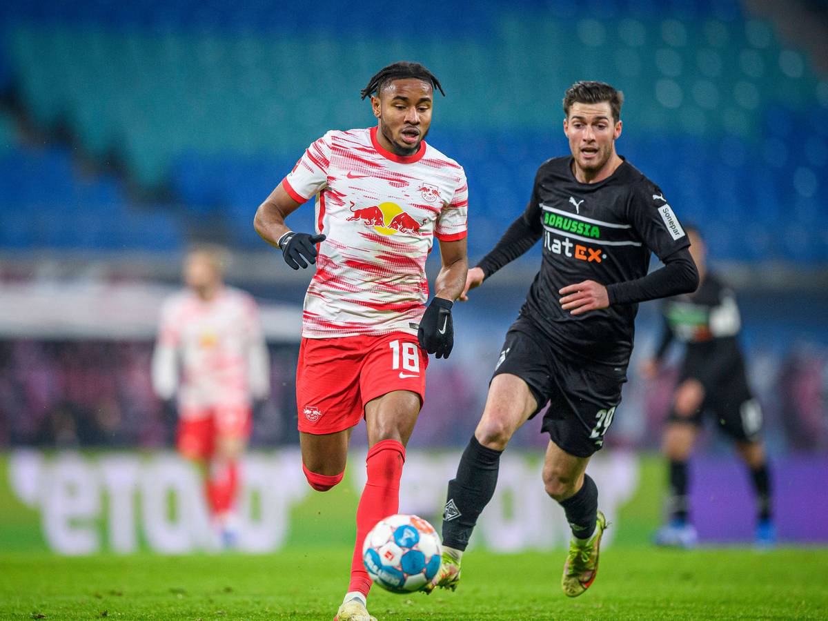 Borussia Mönchengladbach empfängt am Montag (2. Mai 2022) RB Leipzig zum Duell des 32. Bundesliga-Spieltags. Das Foto zeigt Leipzigs Christopher Nkunku (l.) im Duell mit Gladbachs Joe Scally (r.) im Hinspiel am 11. Dezember 2021.