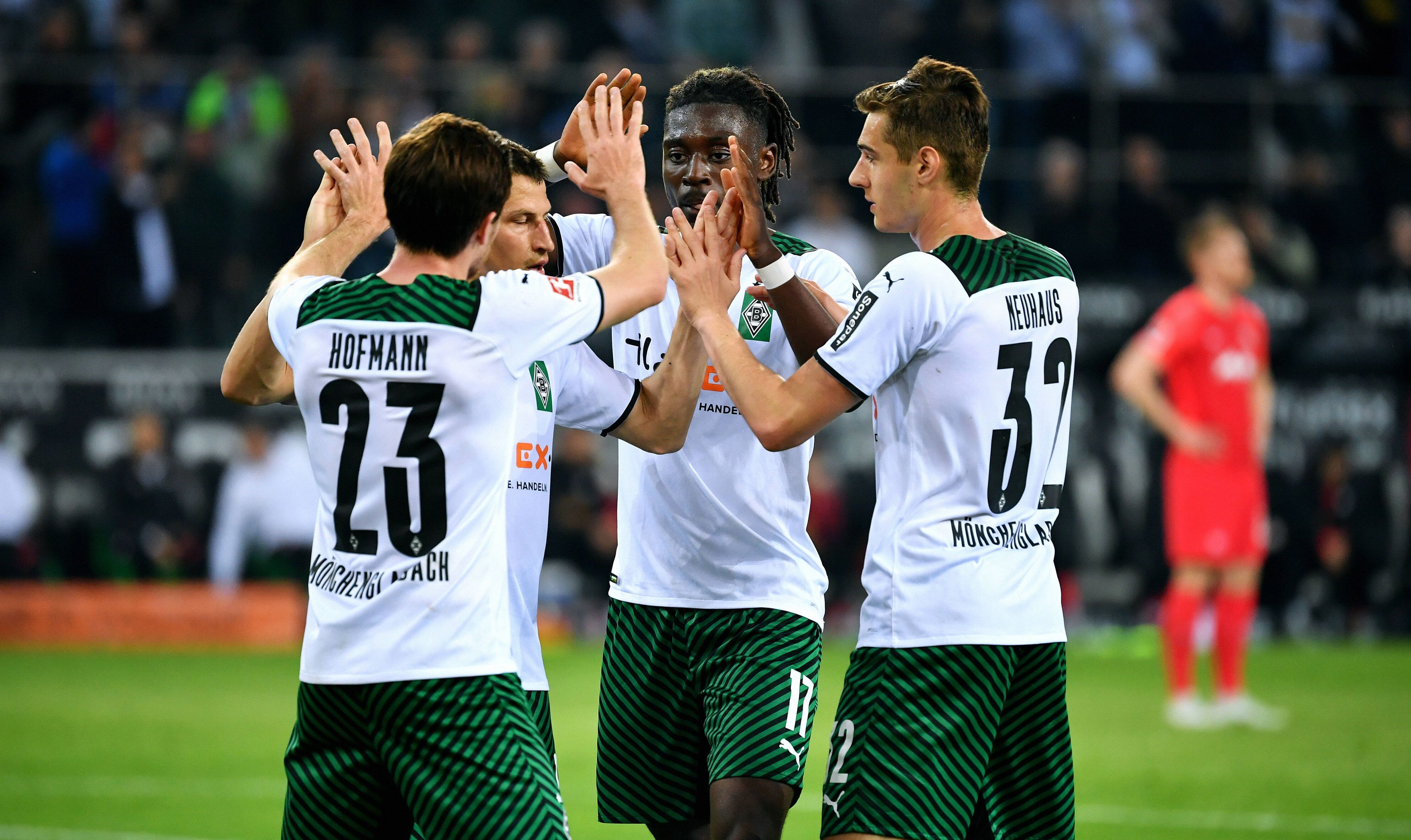 Jonas Hofmann und seine Teamkollegen bejubeln am 2. Mai 2022 einen Treffer beim 3:1-Sieg im Borussia-Park gegen RB Leipzig.