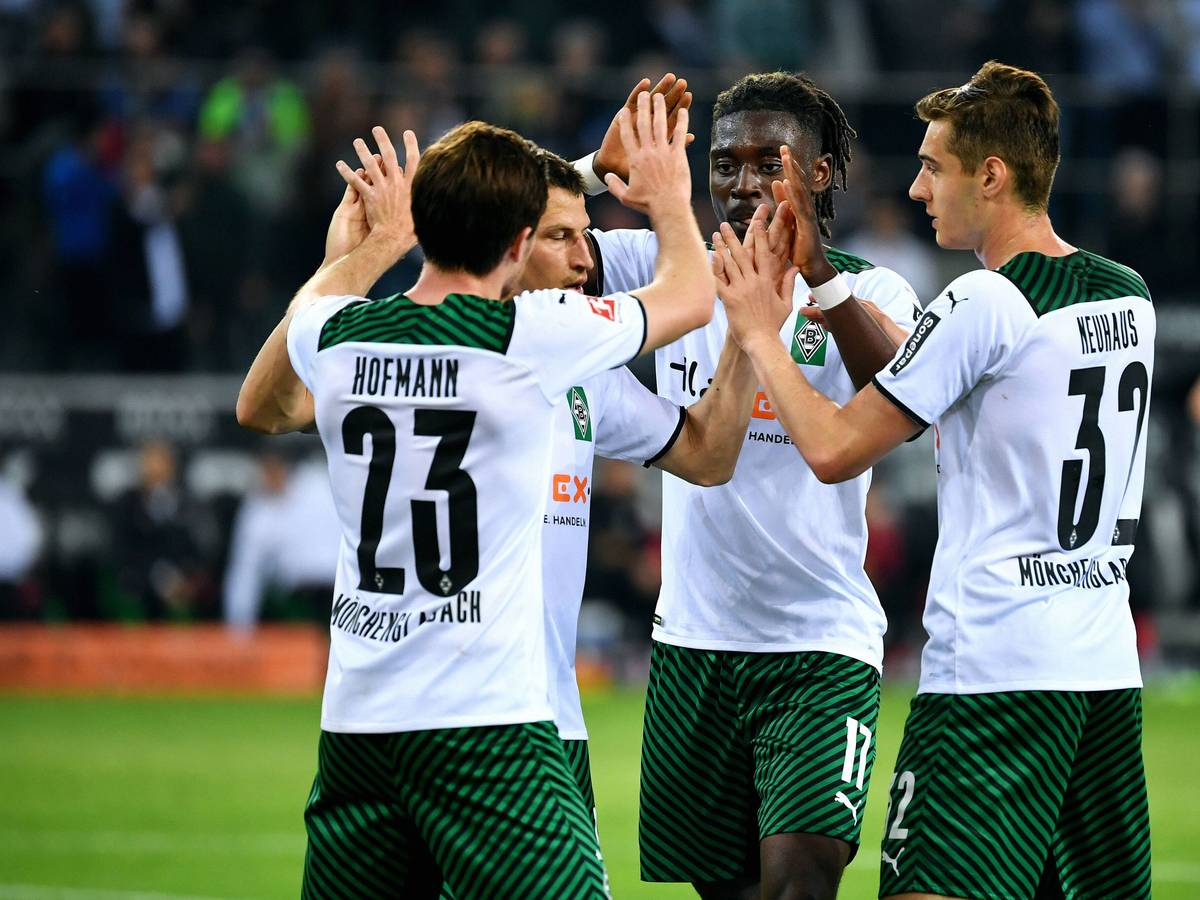 Jonas Hofmann und seine Teamkollegen bejubeln am 2. Mai 2022 einen Treffer beim 3:1-Sieg im Borussia-Park gegen RB Leipzig.