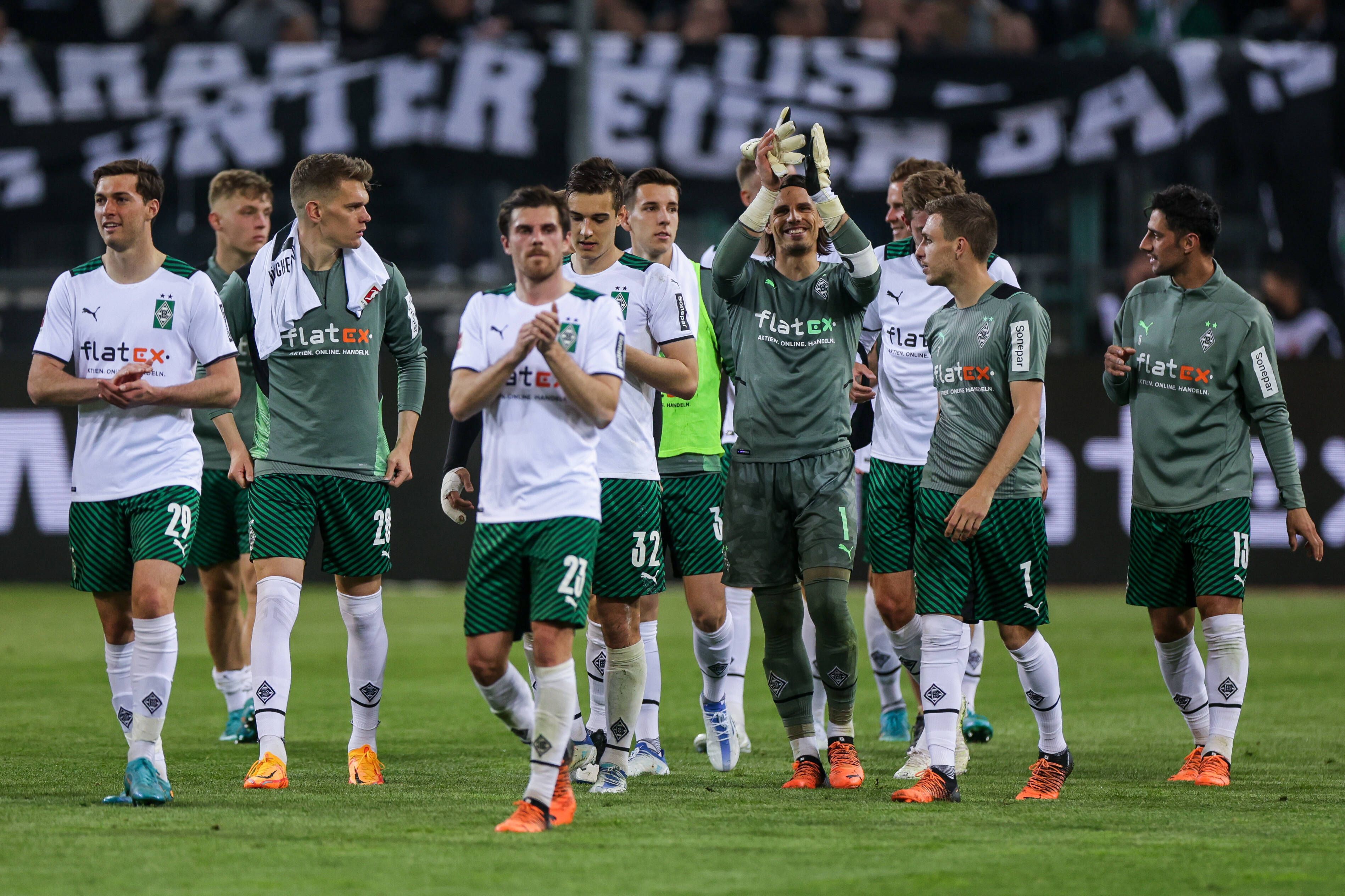 v. l. Joe Scally Borussia Mönchengladbach, Matthias Ginter Borussia Mönchengladbach, Jonas Hofmann Borussia Mönchengladbach, Florian Neuhaus Borussia Mönchengladbach, Yann Sommer Borussia Mönchengladbach, Patrick Herrmann Borussia Mönchengladbach, Lars Stindl Borussia Mönchengladbach,